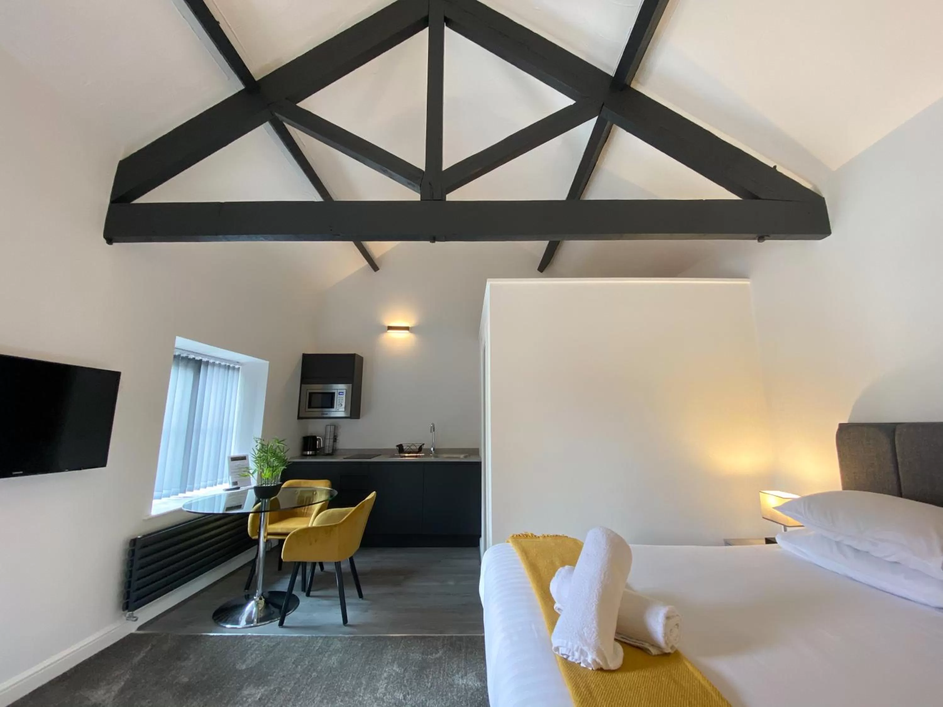 Seating area, Bed in Crows Hotel