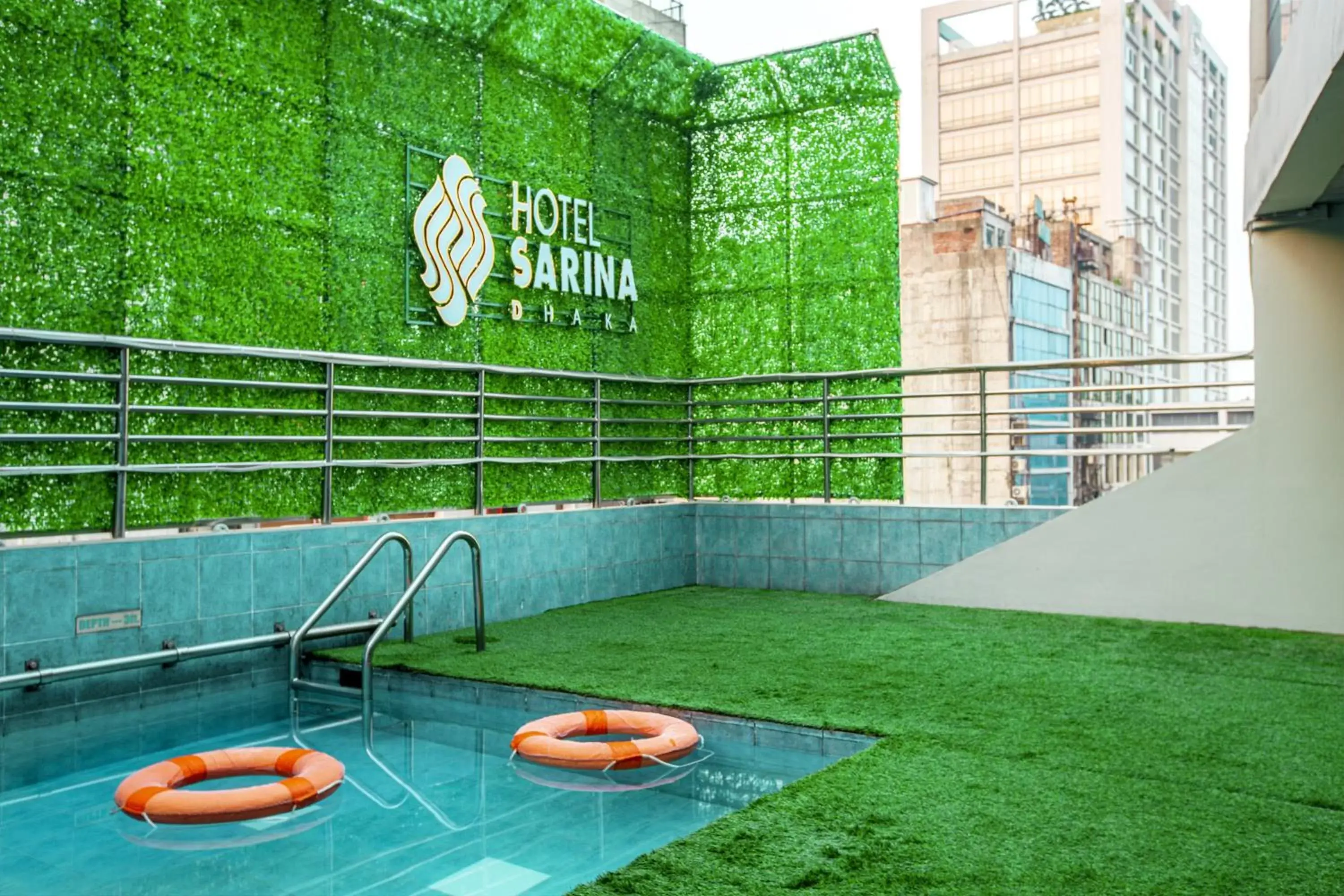 Swimming pool in Hotel Sarina