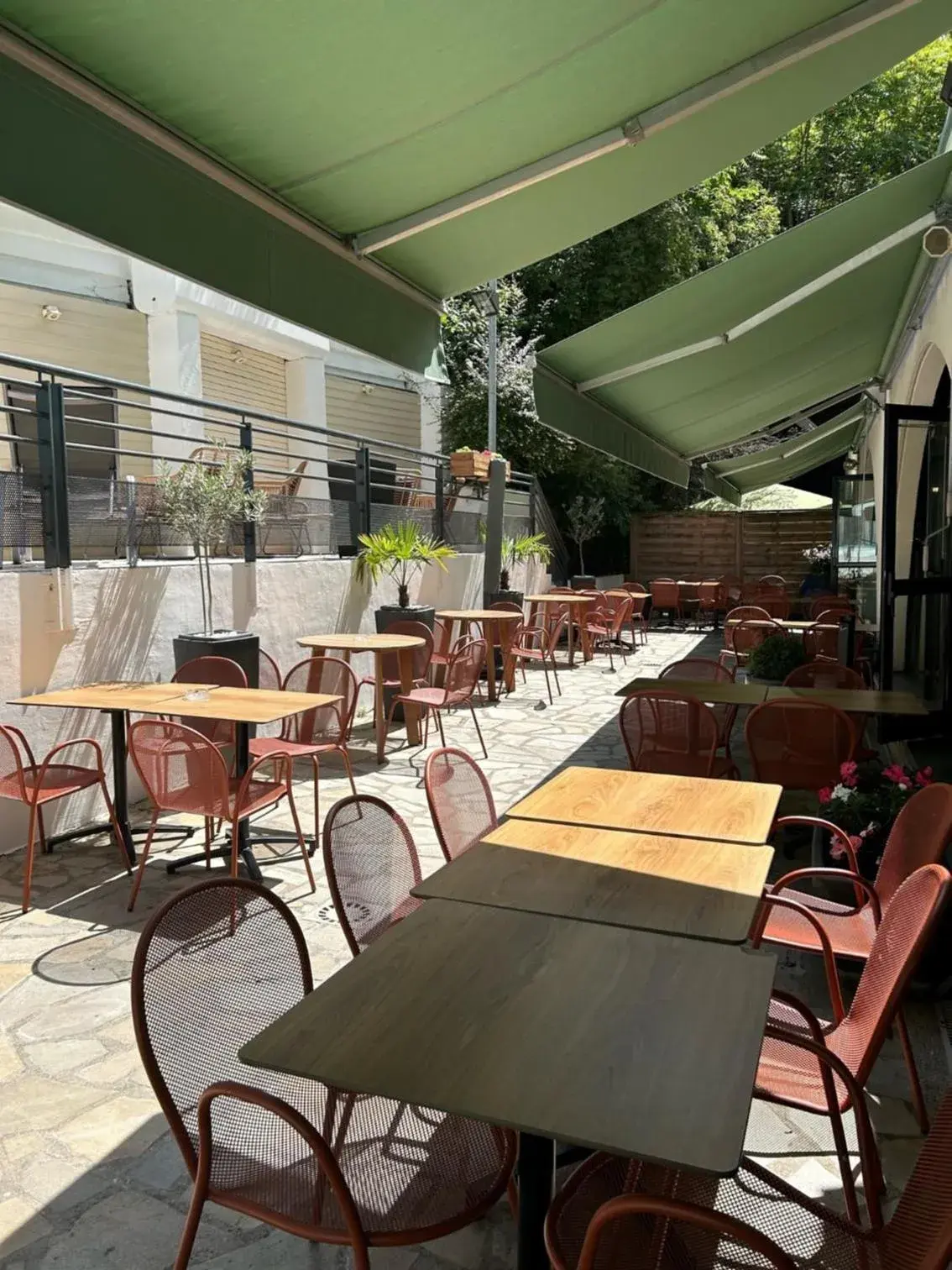 Patio, Restaurant/Places to Eat in Holiday Inn Lyon Vaise, an IHG Hotel