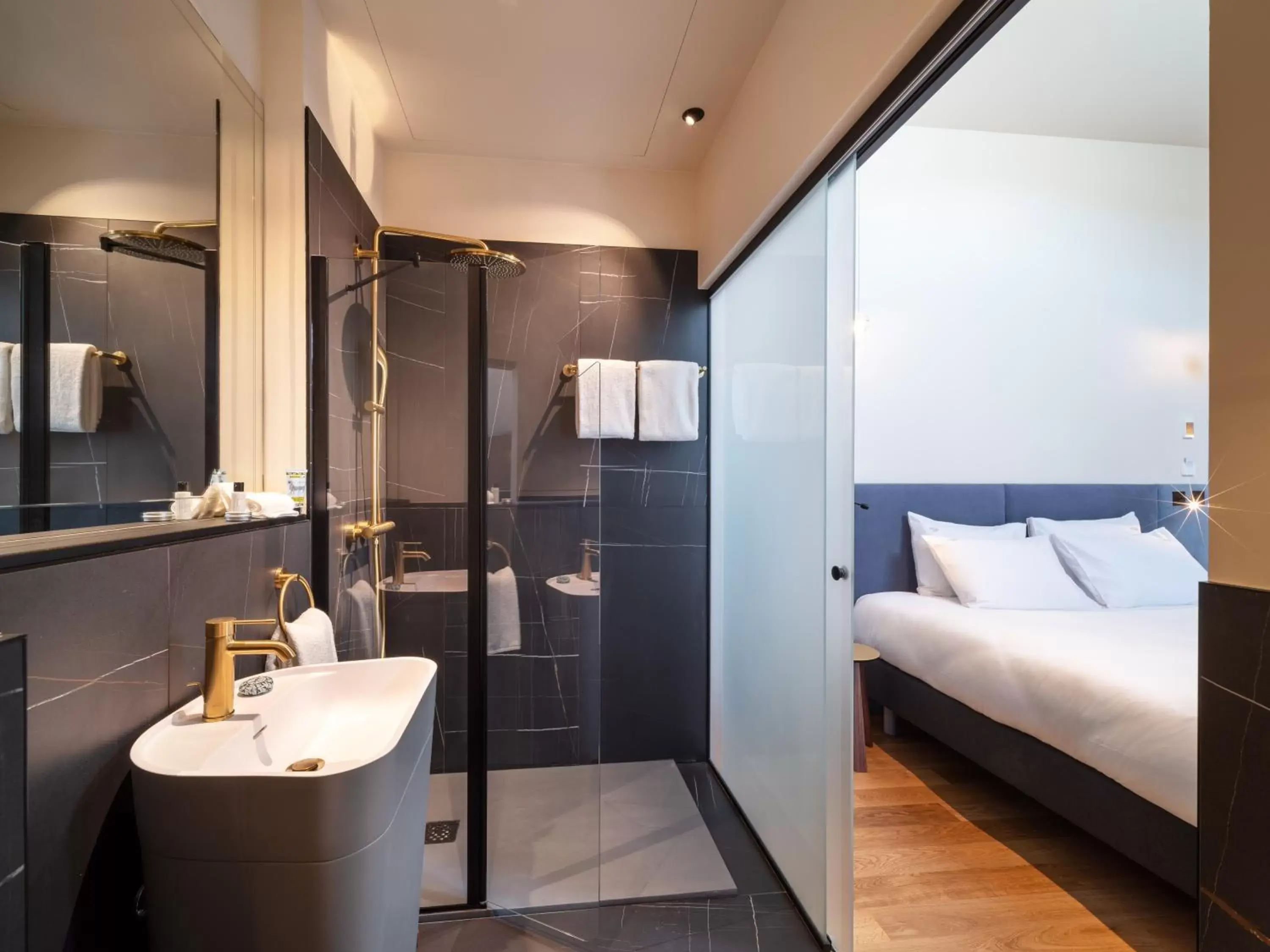 Shower, Bathroom in Hébé Hotel