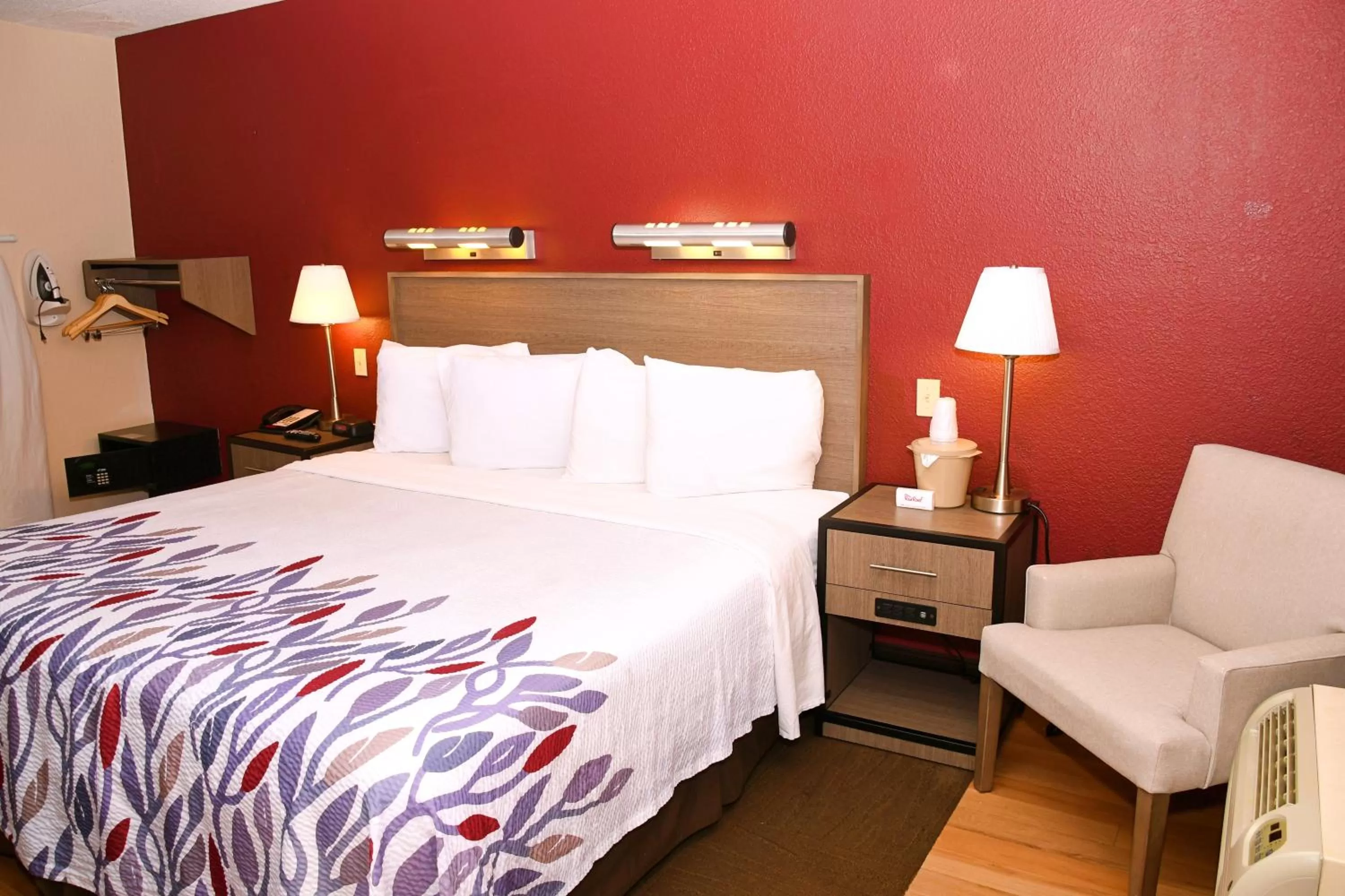 Photo of the whole room, Bed in Red Roof Inn Richmond South