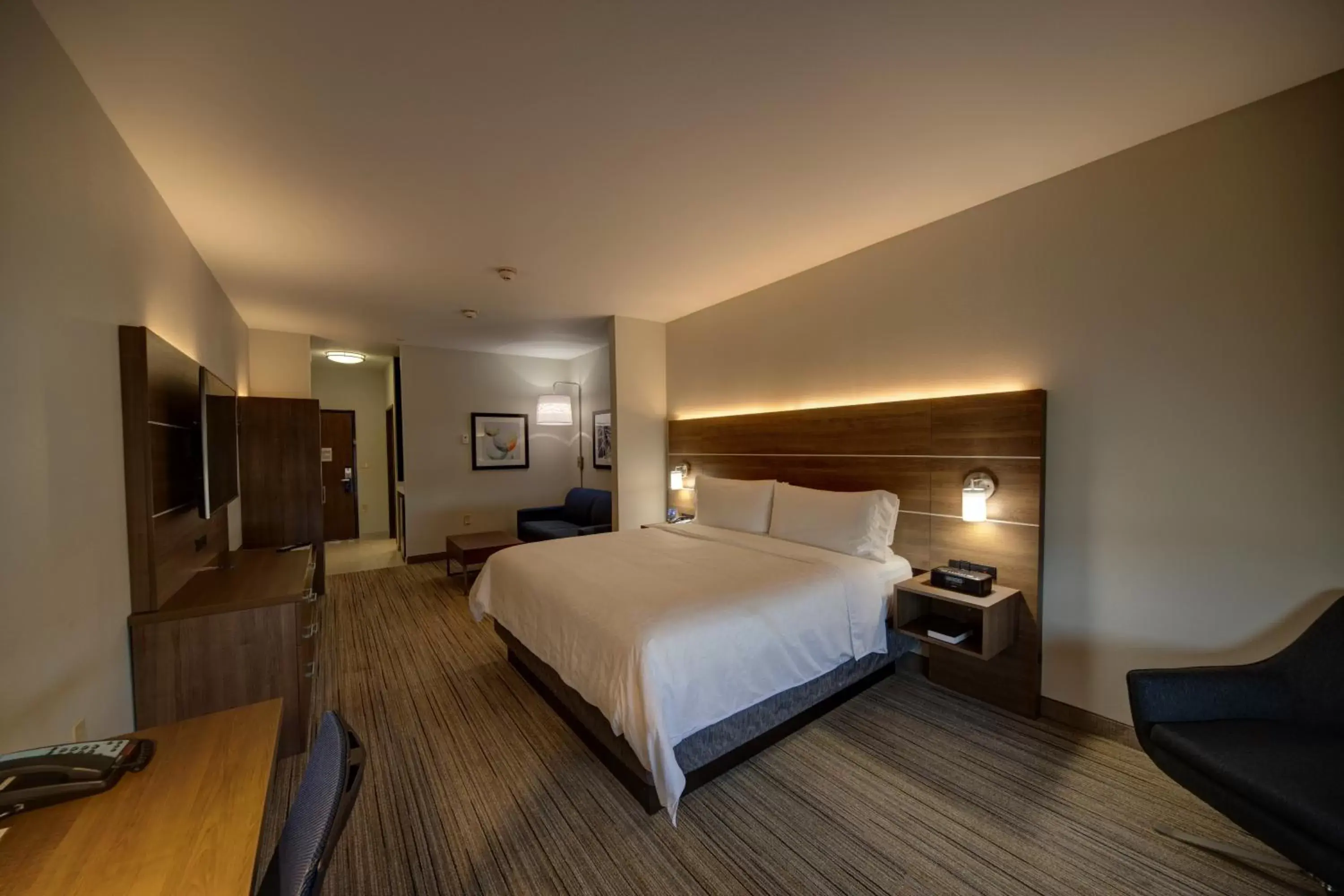 Photo of the whole room, Bed in Holiday Inn Express & Suites Oklahoma City West-Yukon by IHG Photo of the whole room, Bed in Holiday Inn Express & Suites Oklahoma City West-Yukon by IHG