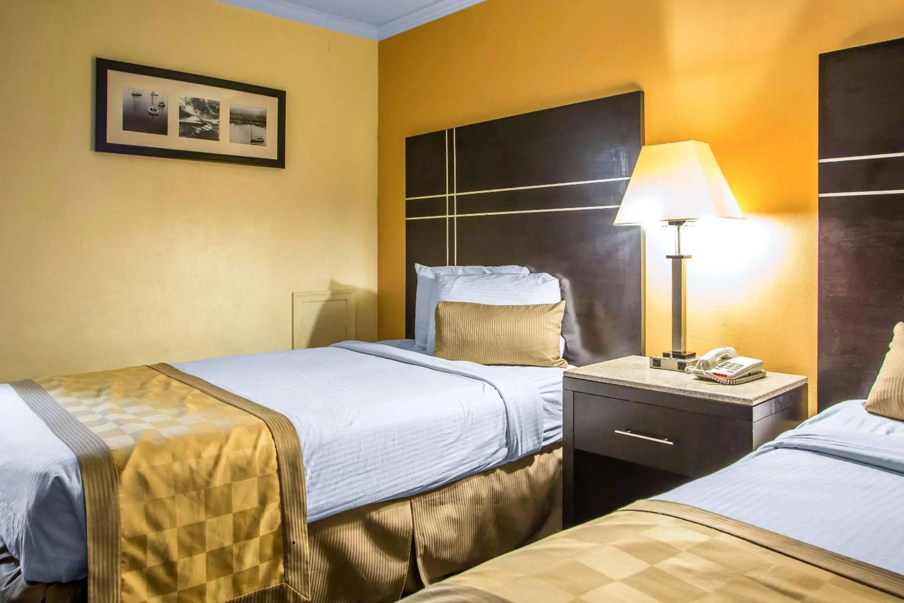 Photo of the whole room, Bed in Rodeway Inn Boardwalk