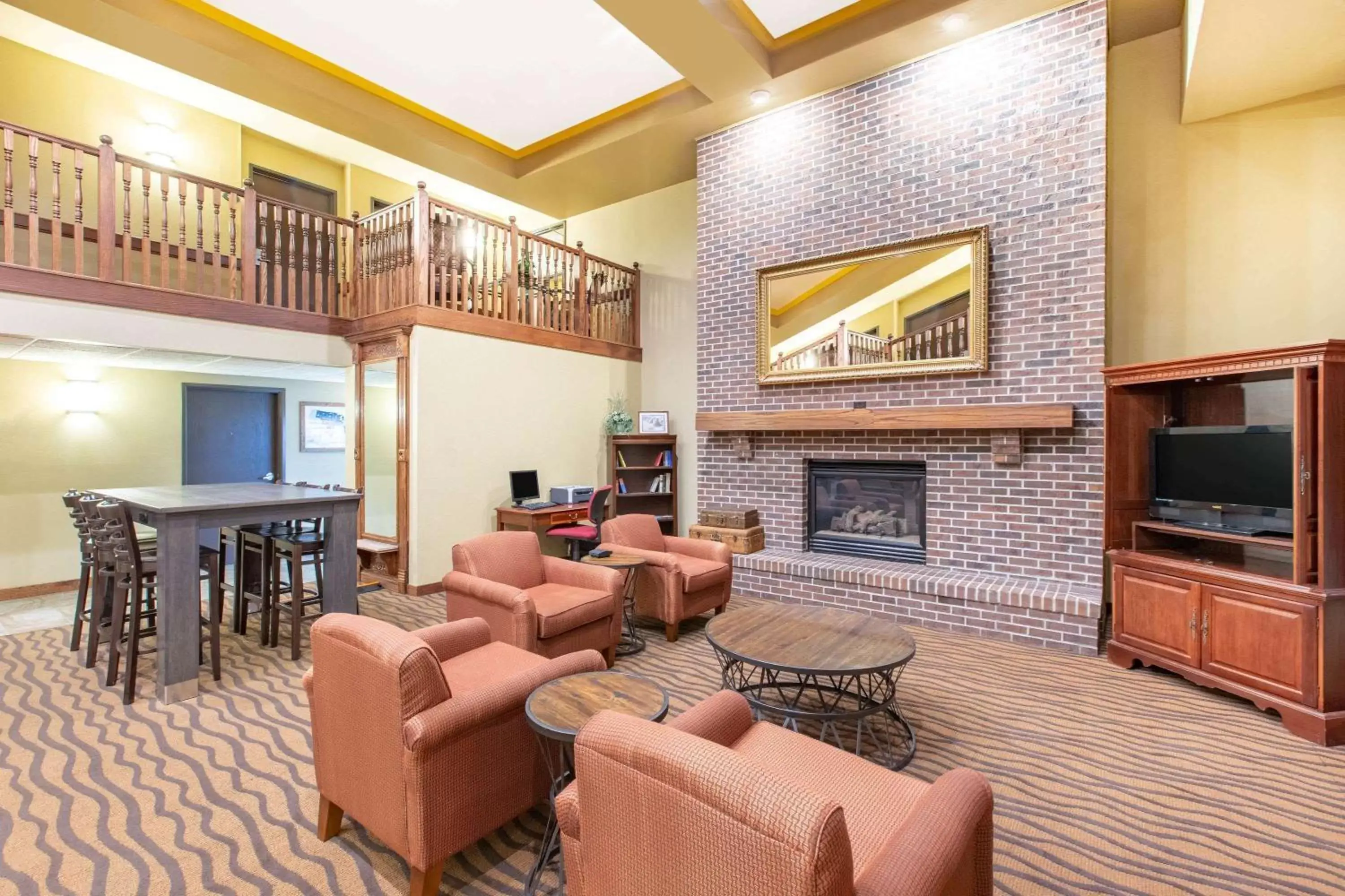 Lobby or reception, Seating Area in AmericInn by Wyndham Ottumwa