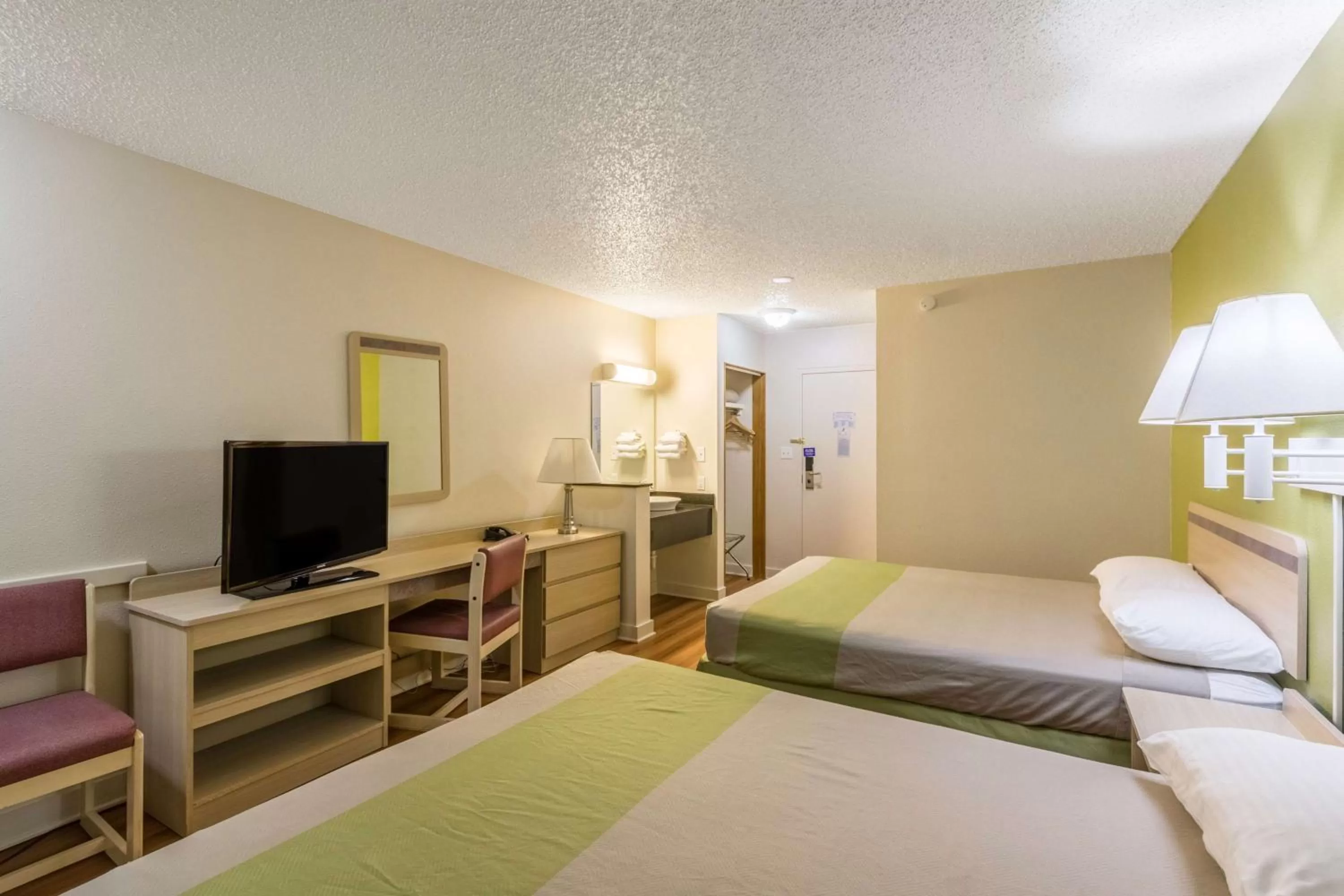 Photo of the whole room, Bed in Motel 6-Great Falls, MT