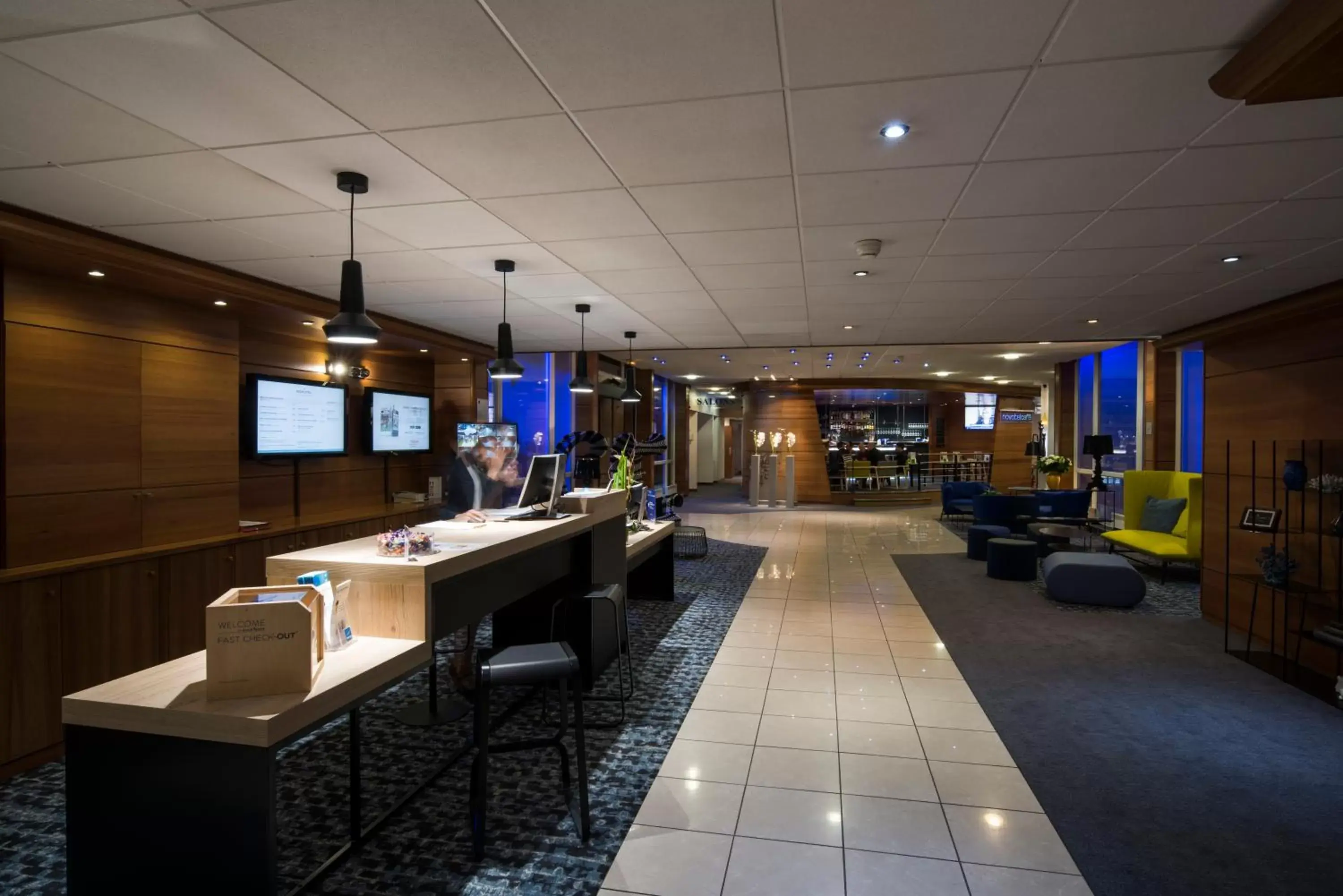 Lobby or reception in Novotel Chartres