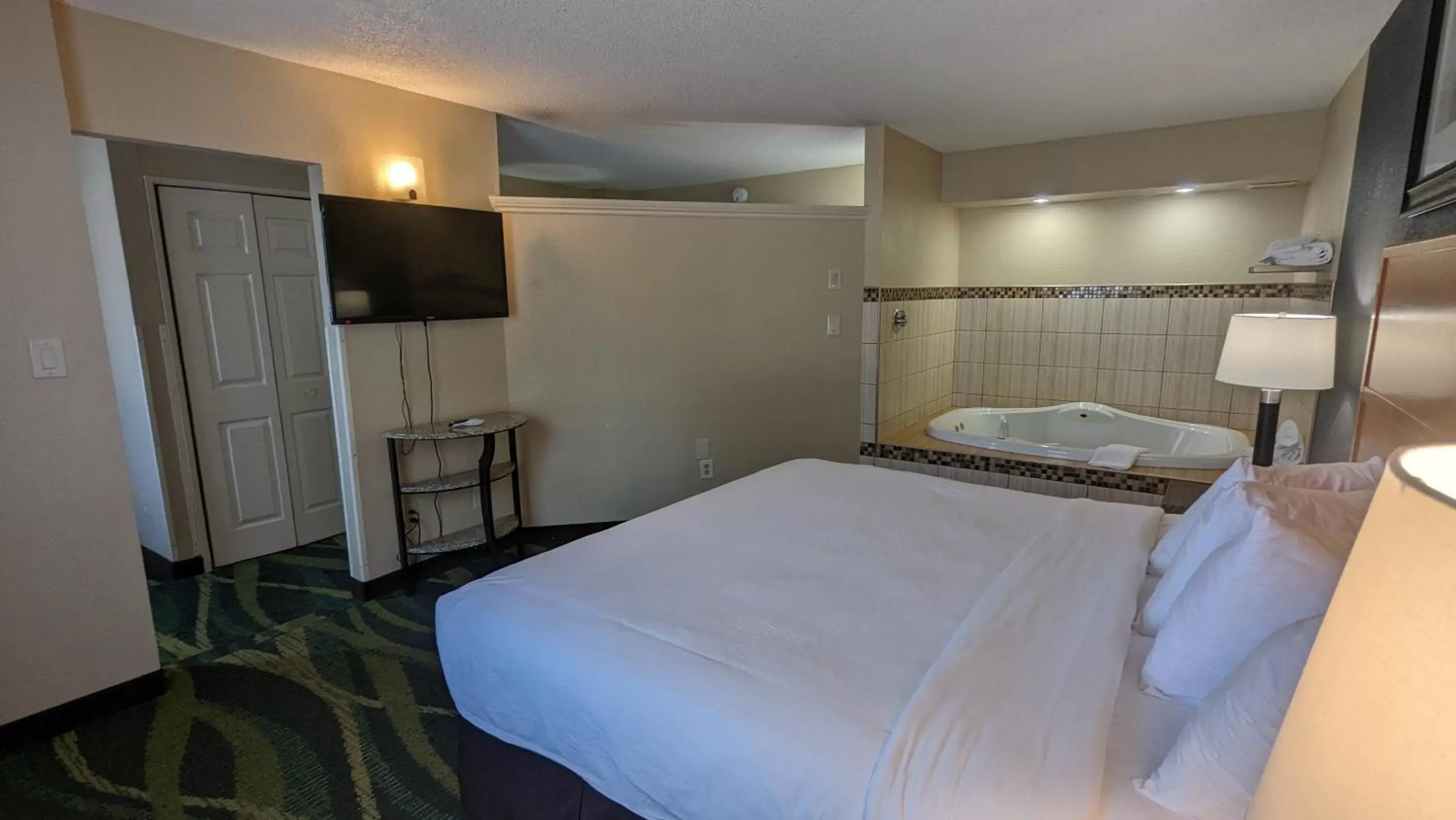 Bedroom, Bed in Best Western Plus Philadelphia Bensalem Hotel