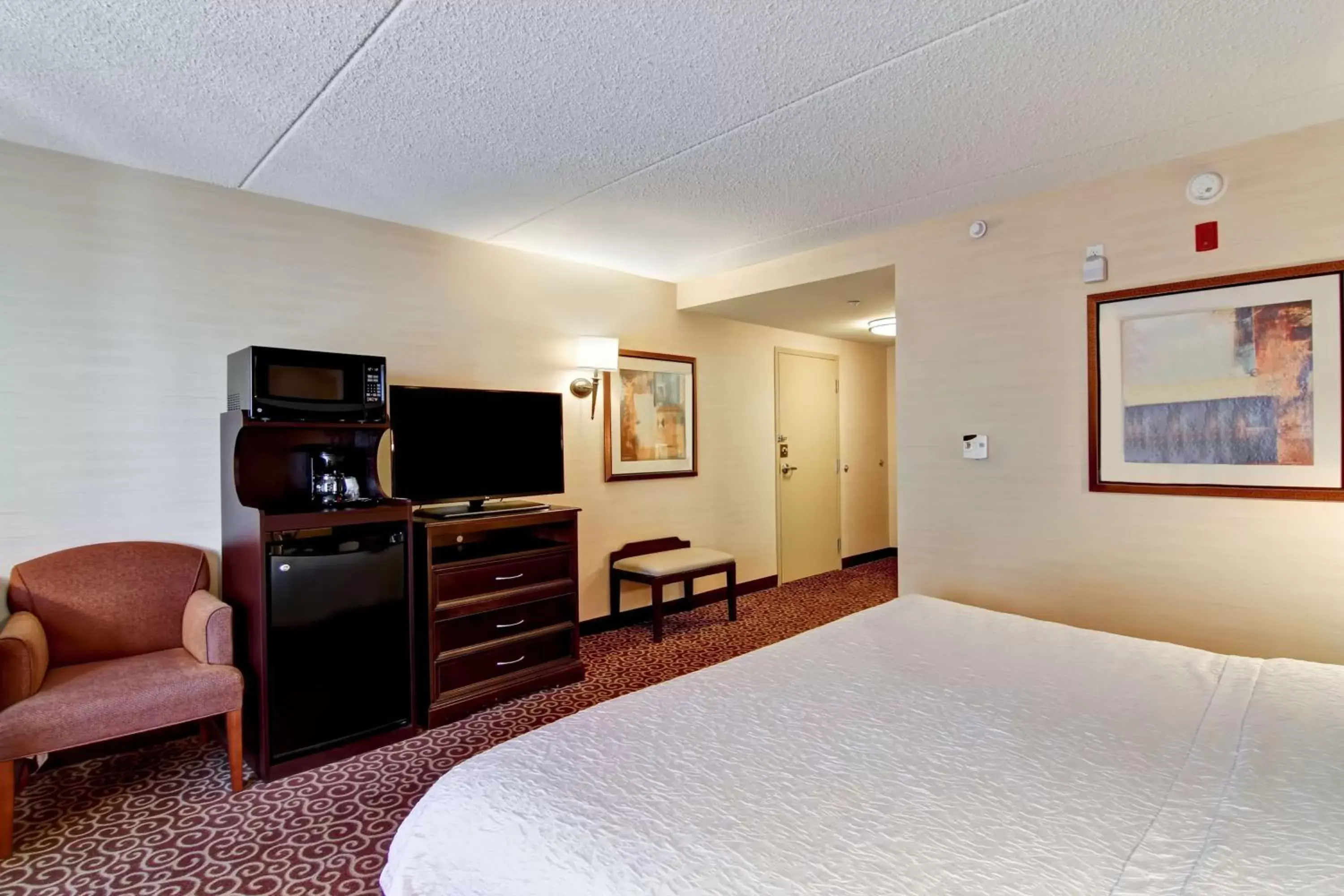 Bed, TV/Entertainment Center in Hampton Inn Sudbury, Ontario