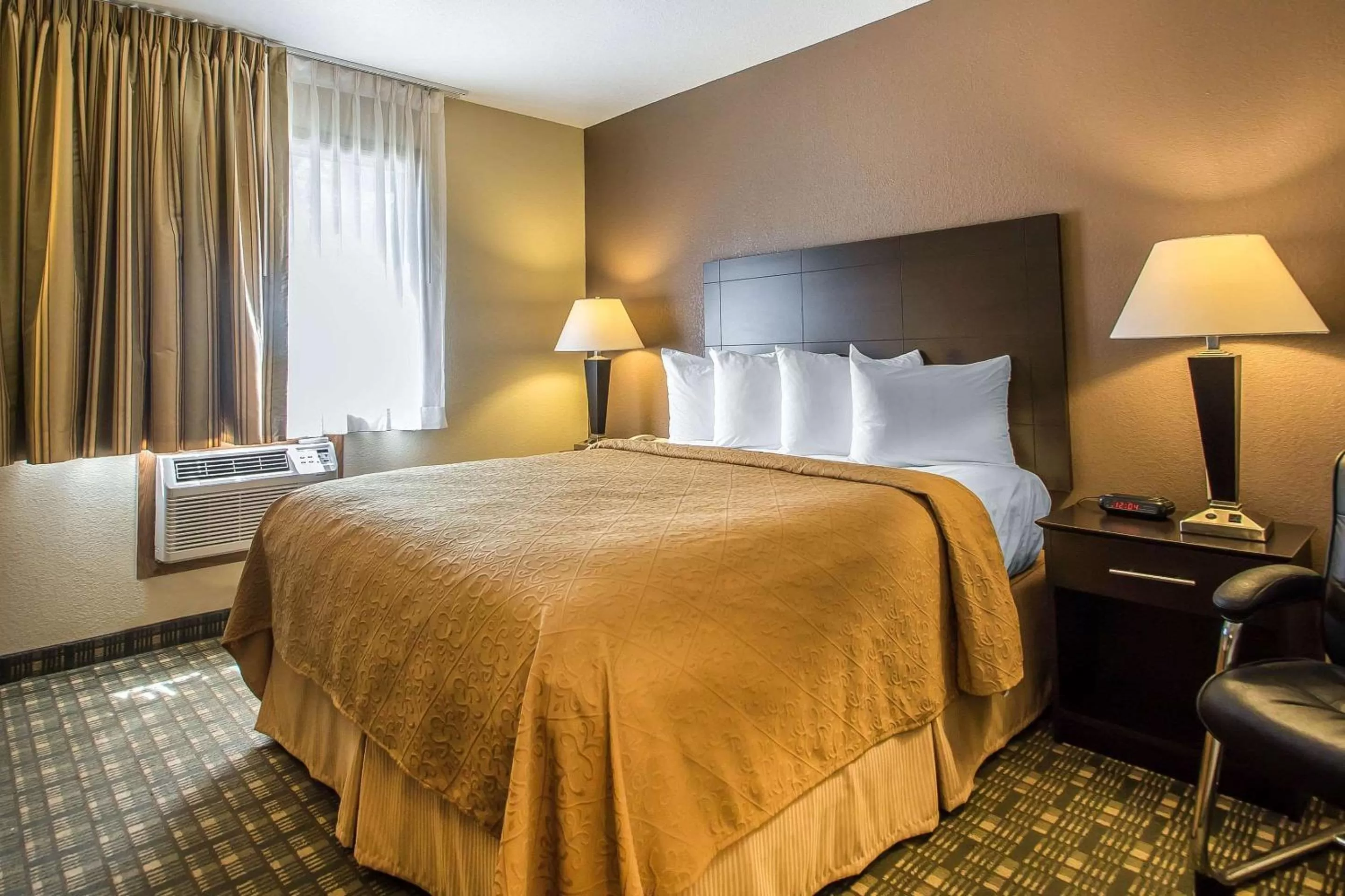 Photo of the whole room, Bed in Quality Inn & Suites Decorah