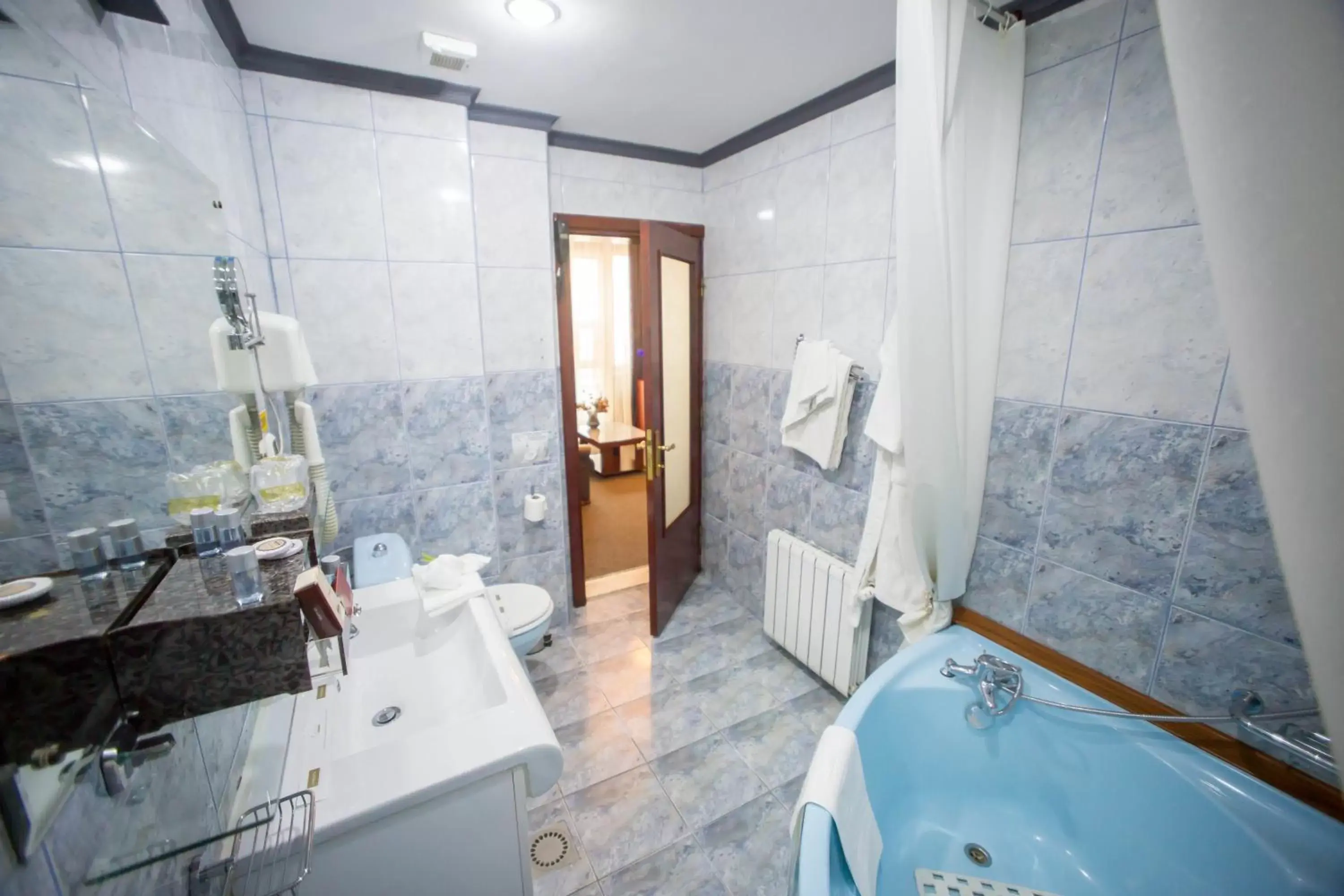 Shower, Bathroom in Bucharest Comfort Suites Hotel