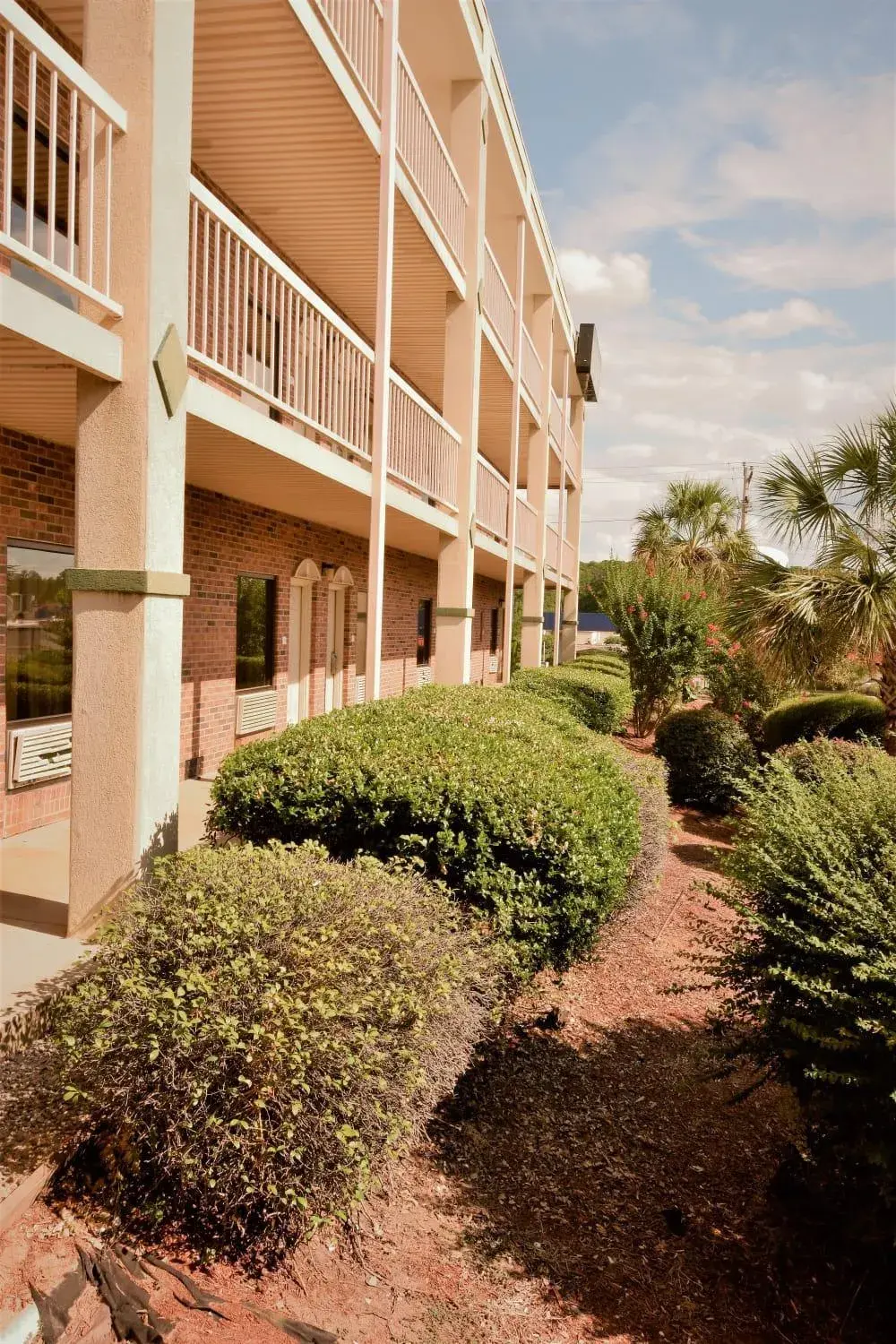 Property building in Suburban Studios Columbia - Harbison Property building in Suburban Studios Columbia - Harbison