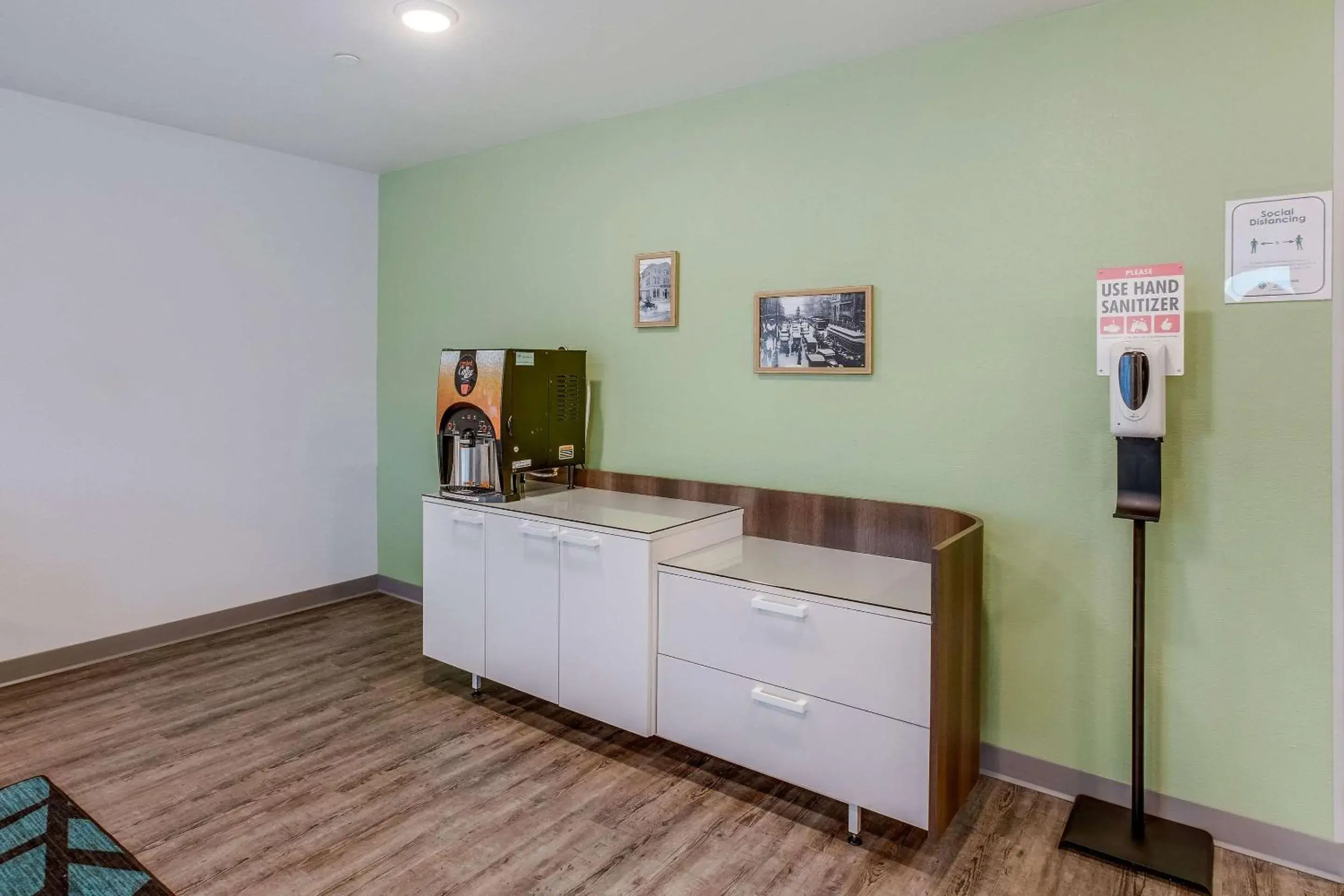 Lobby or reception, Kitchen/Kitchenette in WoodSpring Suites Detroit Farmington Hills