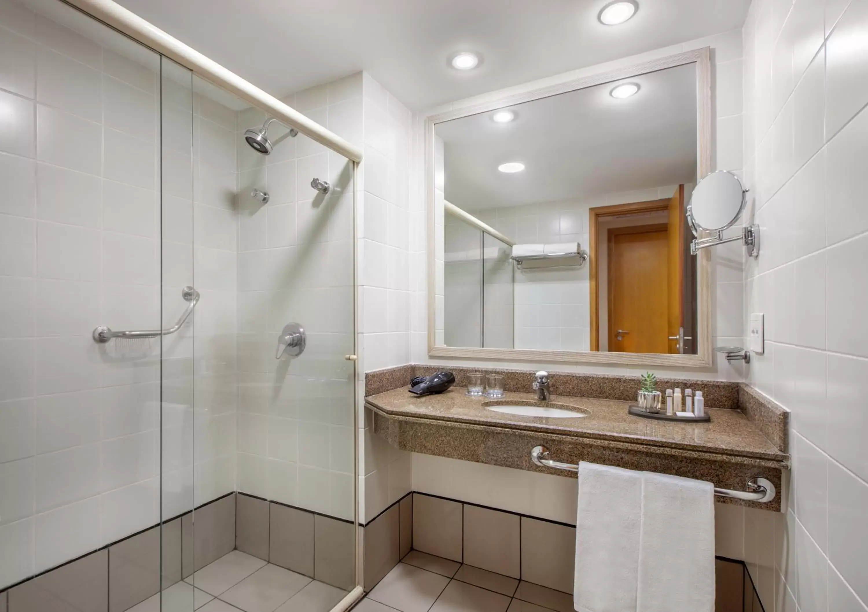 Shower, Bathroom in Brasil 21 Suites Affiliated by Meliá