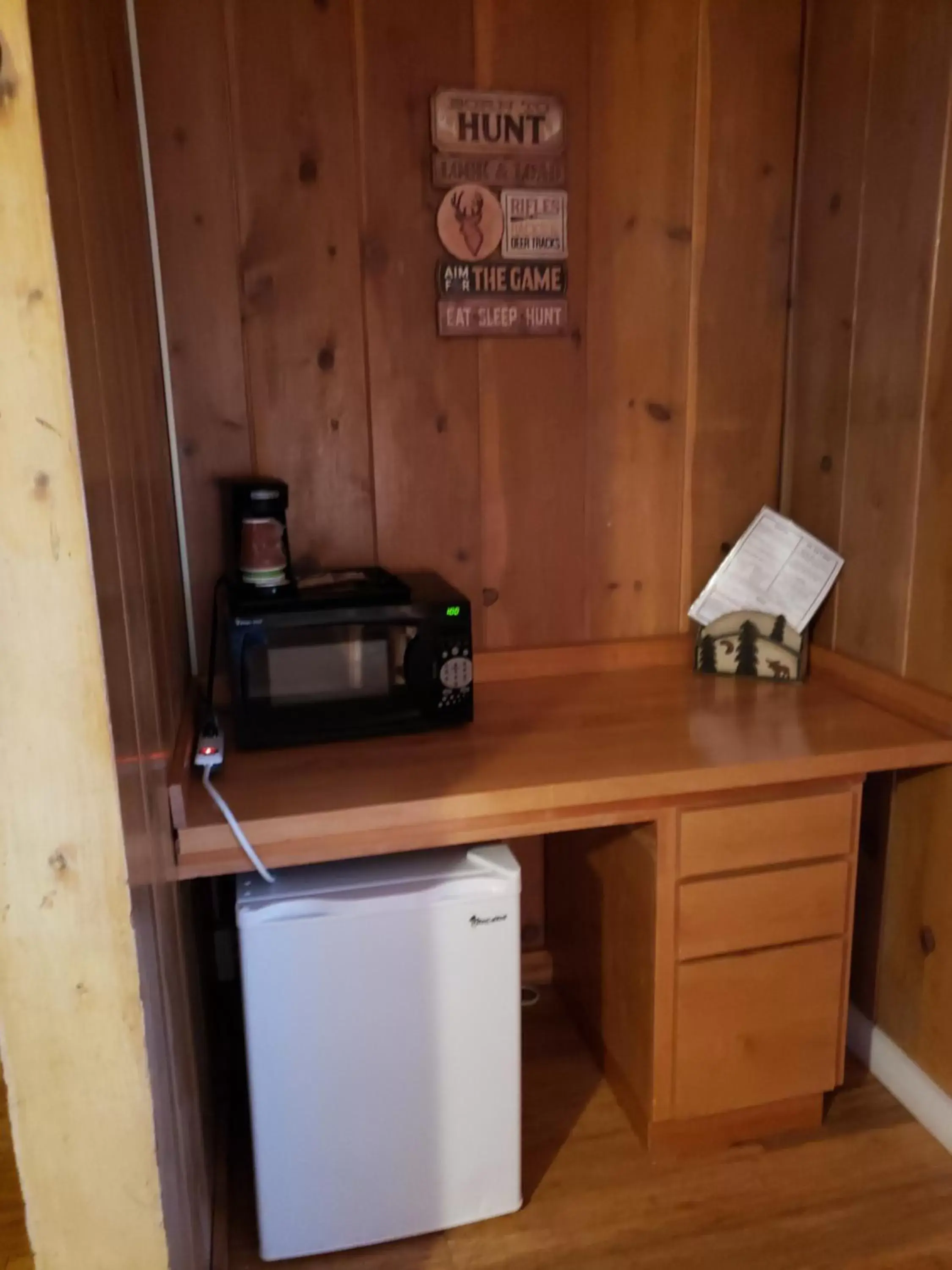 Coffee/tea facilities, Kitchen/Kitchenette in CRESCENT MOON MOTEL