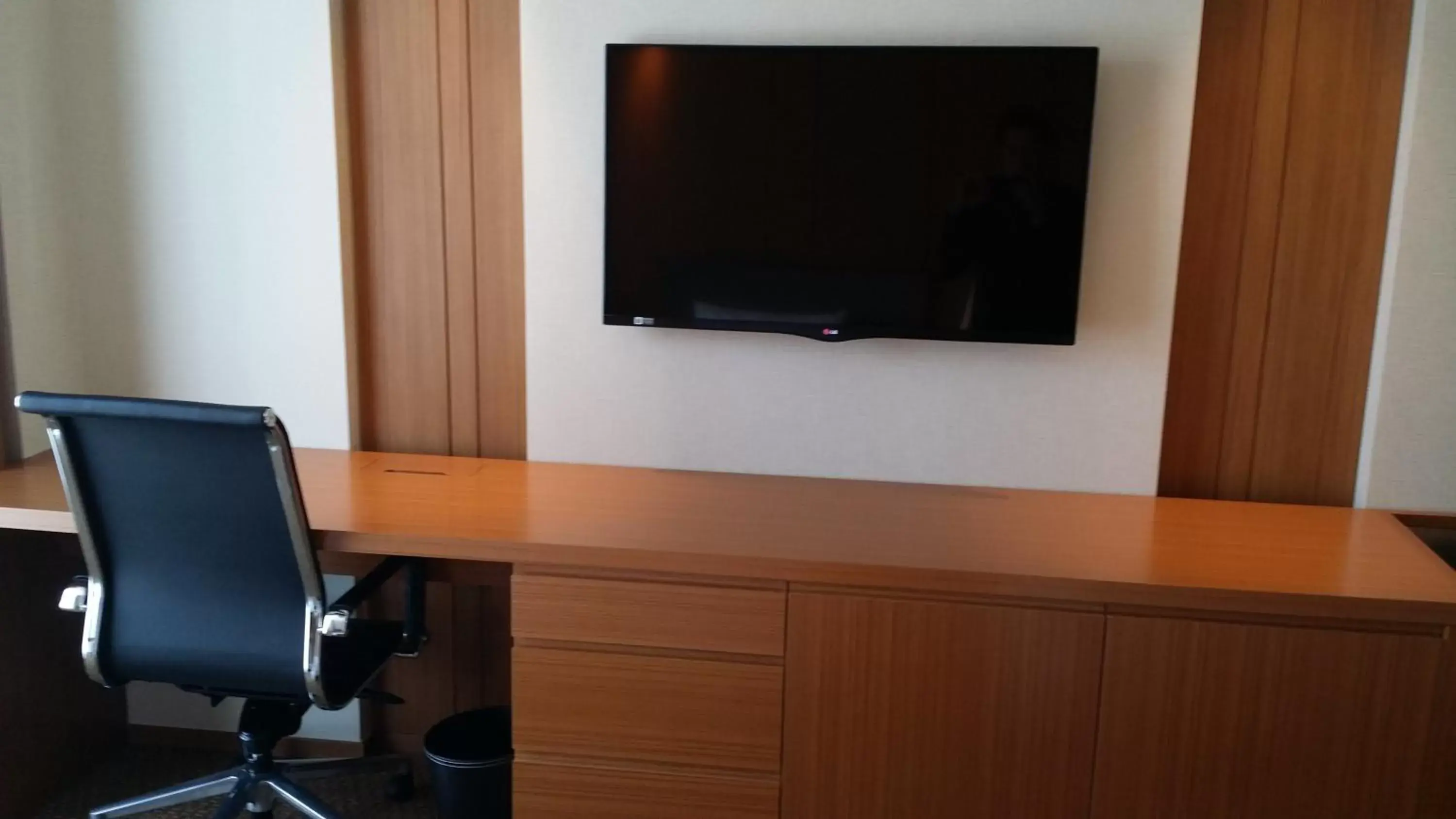 TV and multimedia, TV/Entertainment Center in LOTTE City Hotel Daejeon