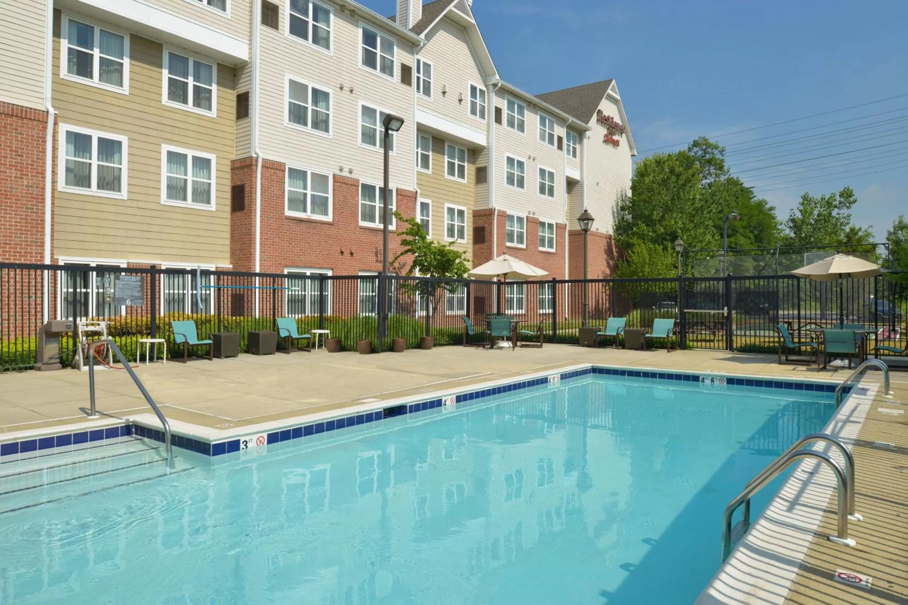 Swimming pool in Residence Inn Baltimore White Marsh