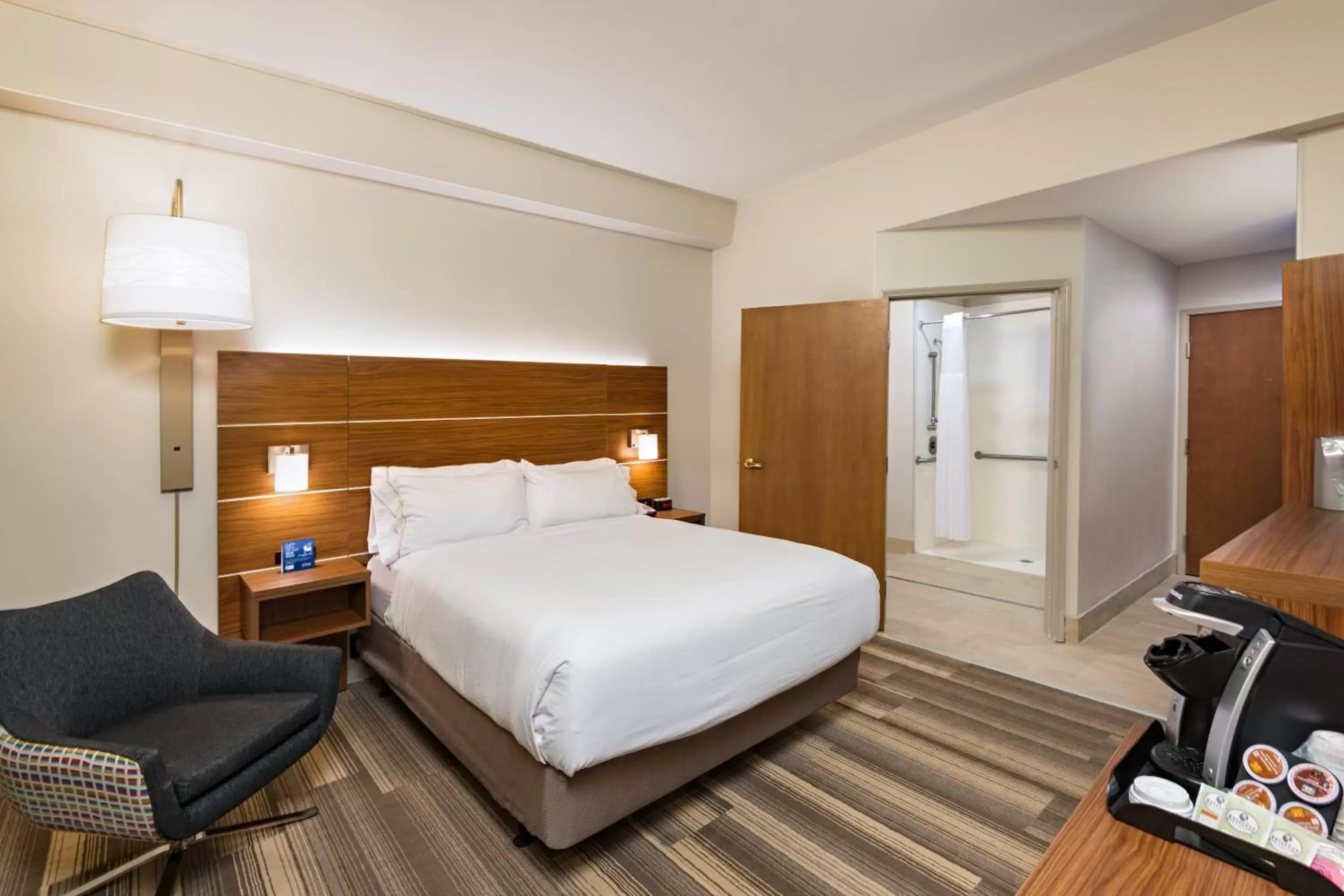 Photo of the whole room, Bed in Holiday Inn Express Peoria North - Glendale, an IHG Hotel