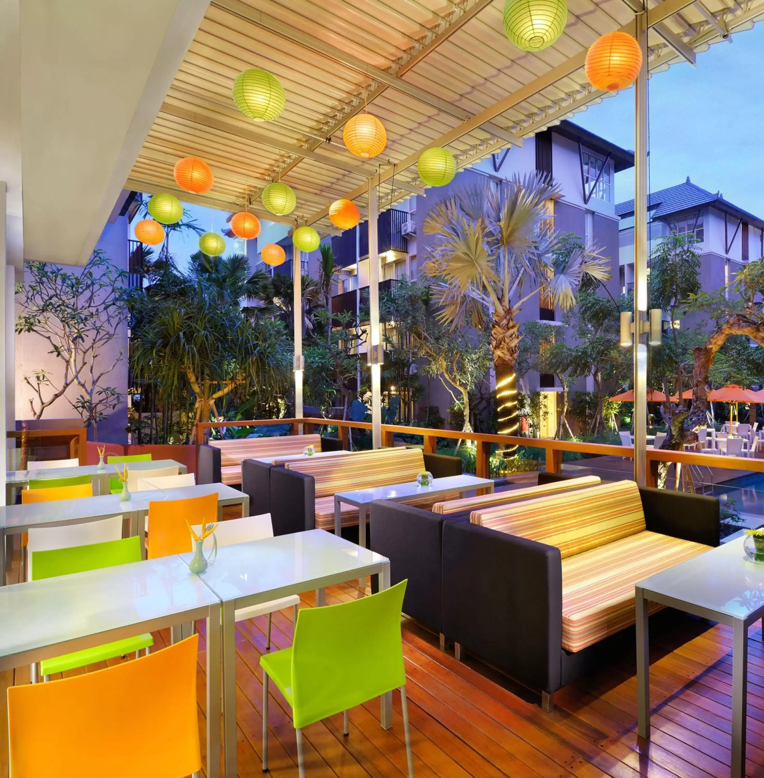 Restaurant/Places to Eat in HARRIS Hotel & Residences Sunset Road