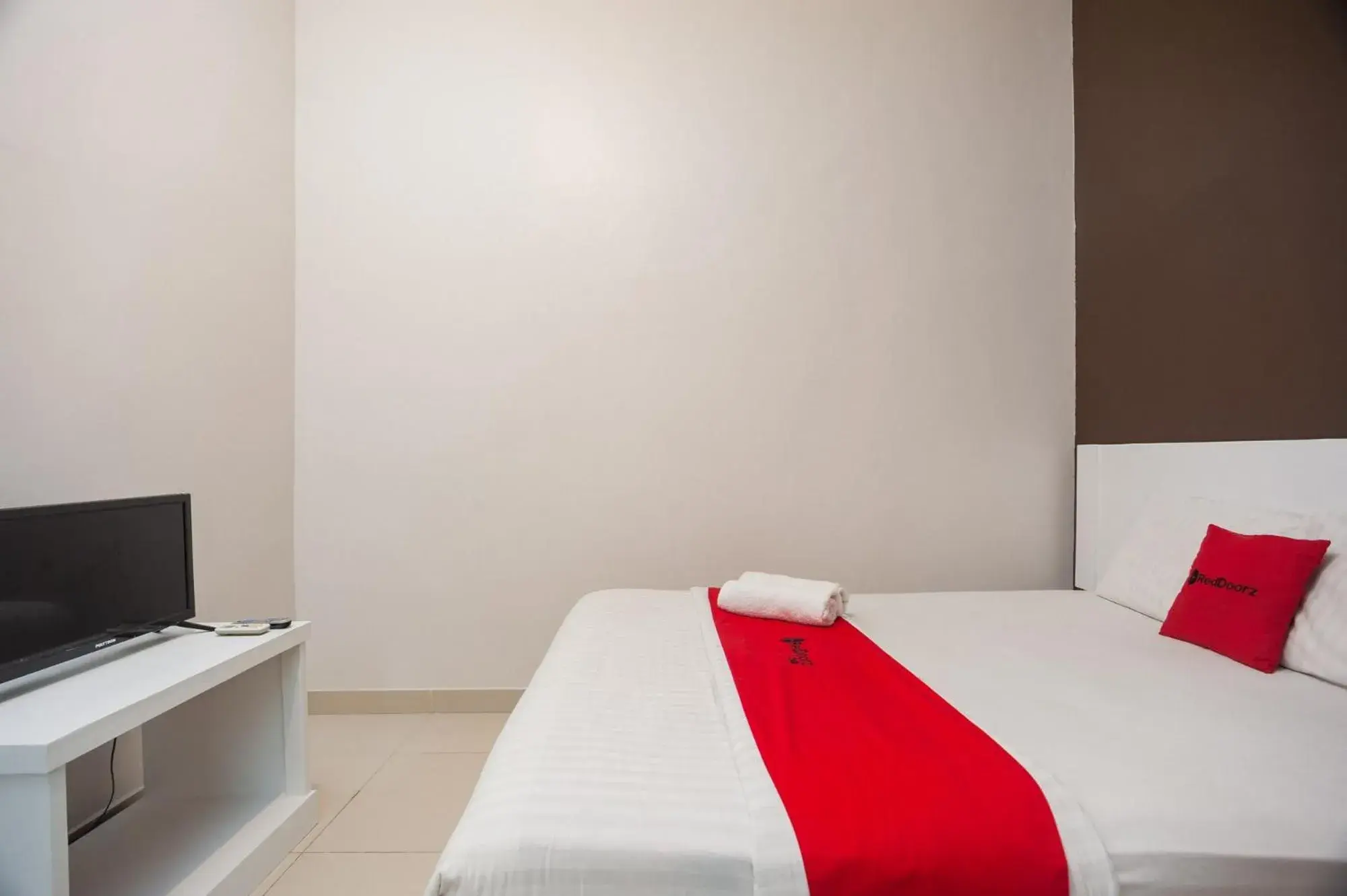 Bed in RedDoorz Syariah near Taman Air Mancur Bogor