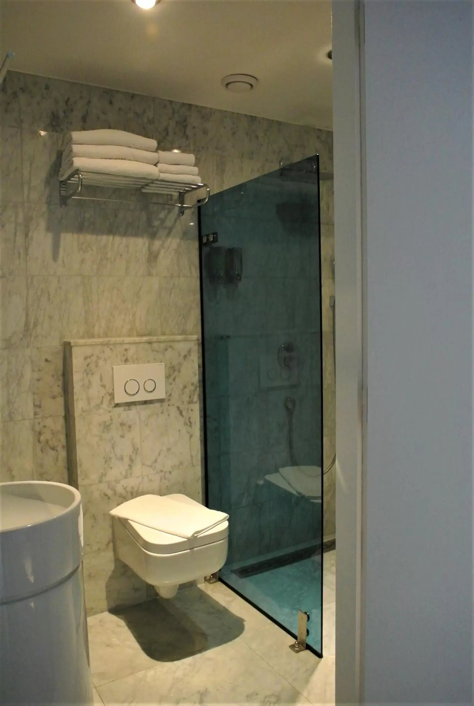 Bathroom in Amadi Park Hotel