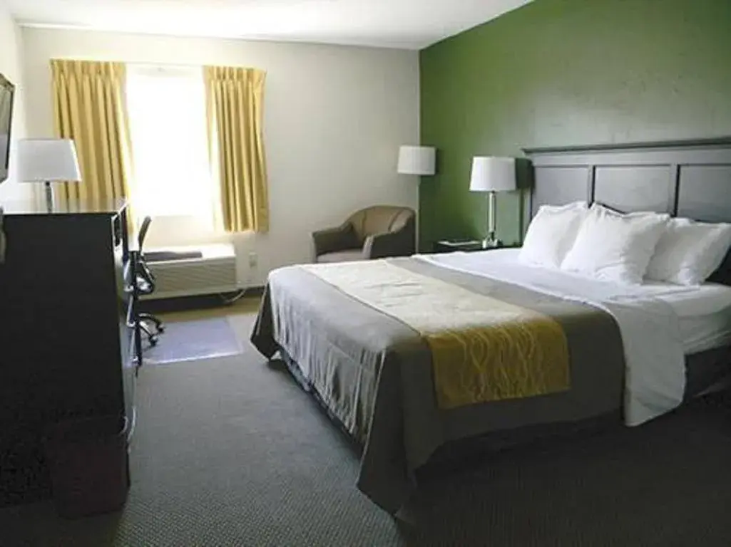 Day, Bed in Boarders Inn & Suites by Cobblestone Hotels - Munising