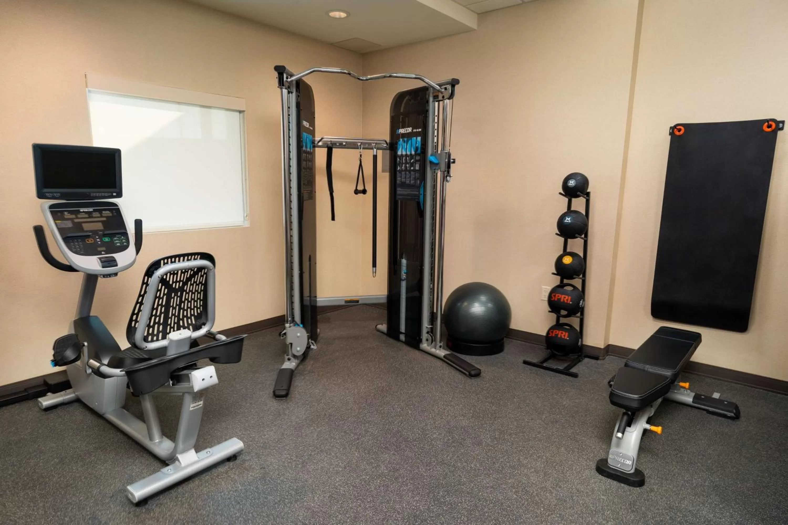 Fitness centre/facilities in Home2 Suites Bakersfield