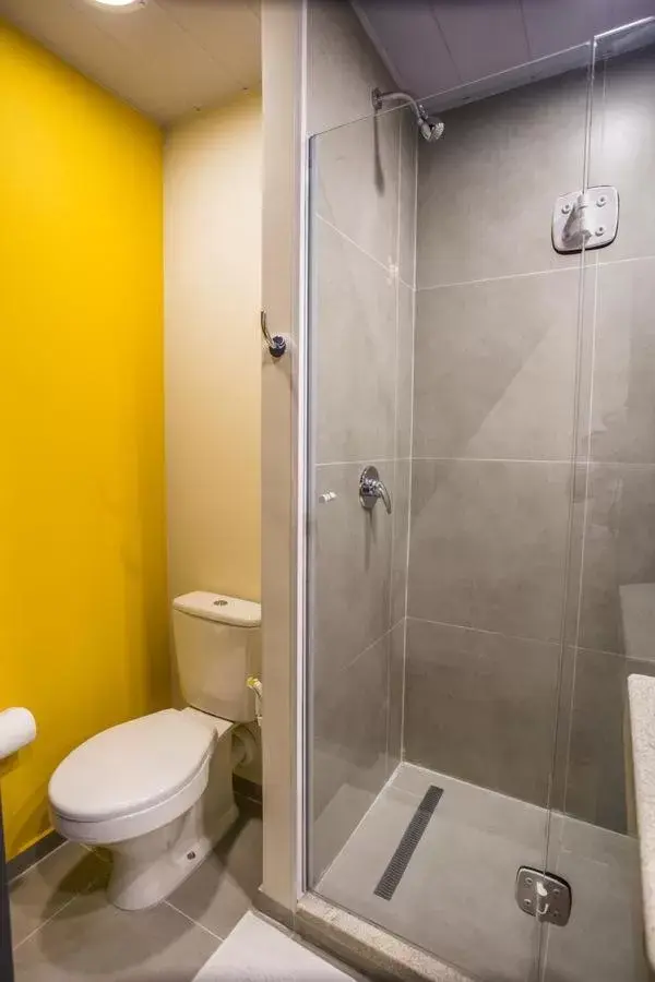 Bathroom in ibis budget Divinopolis