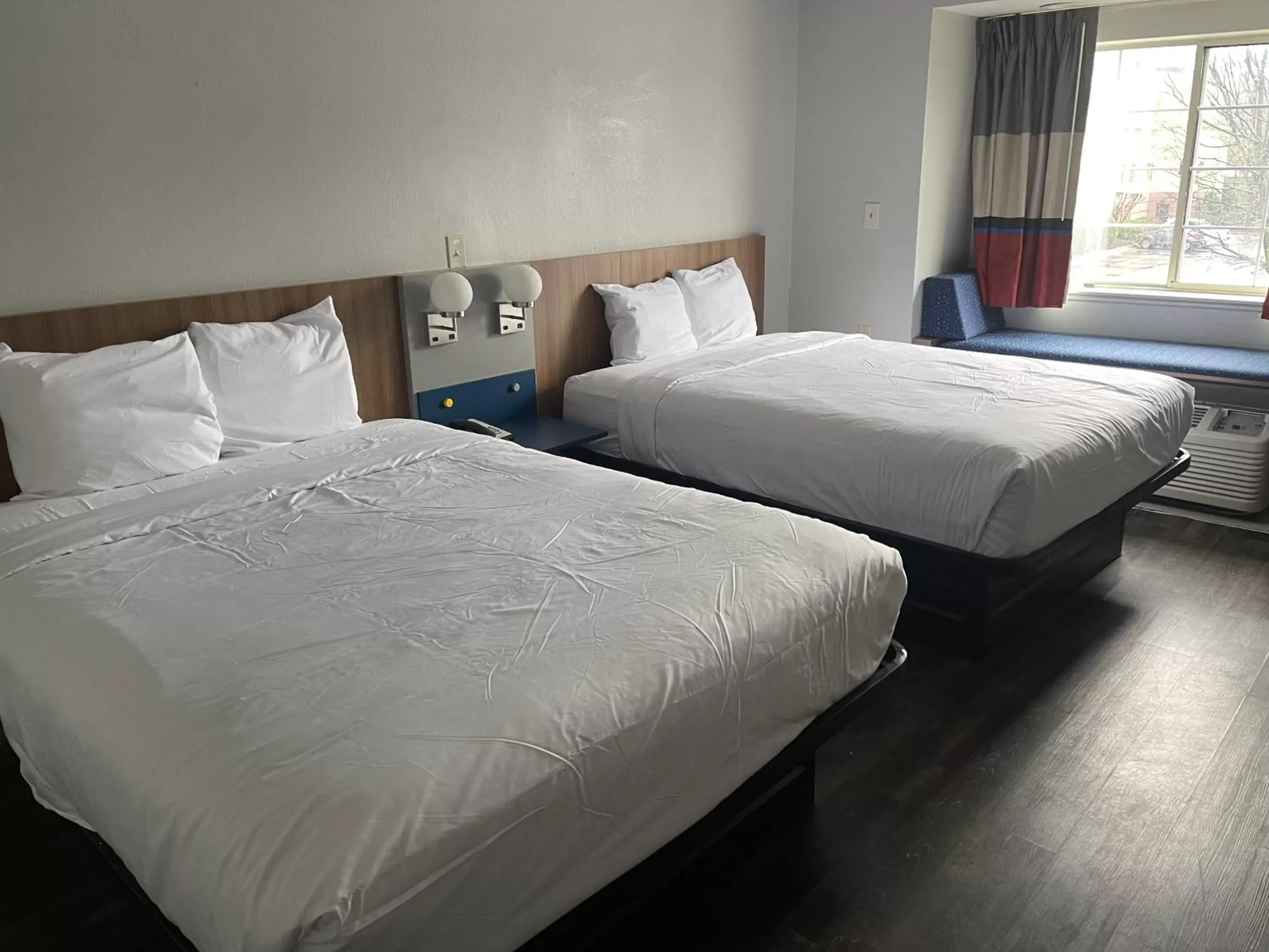 Bed in Microtel Inn by Wyndham Atlanta Airport