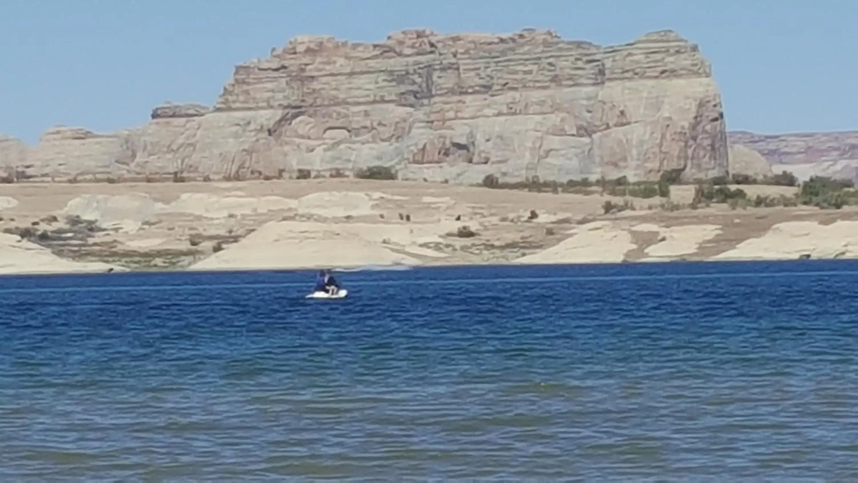 Beach in Lake Powell Canyon Inn