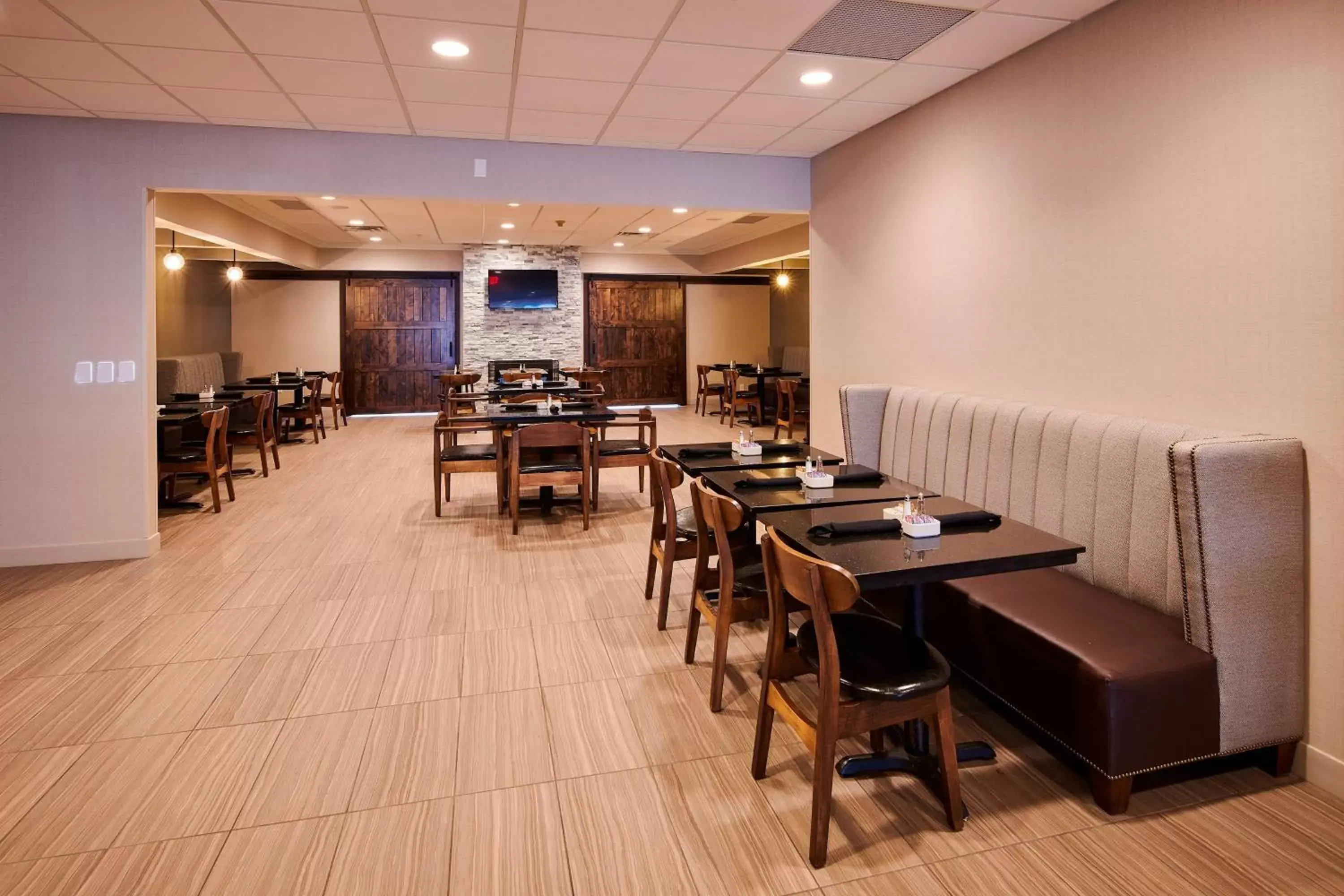 Restaurant/Places to Eat in Four Points by Sheraton Cleveland-Eastlake