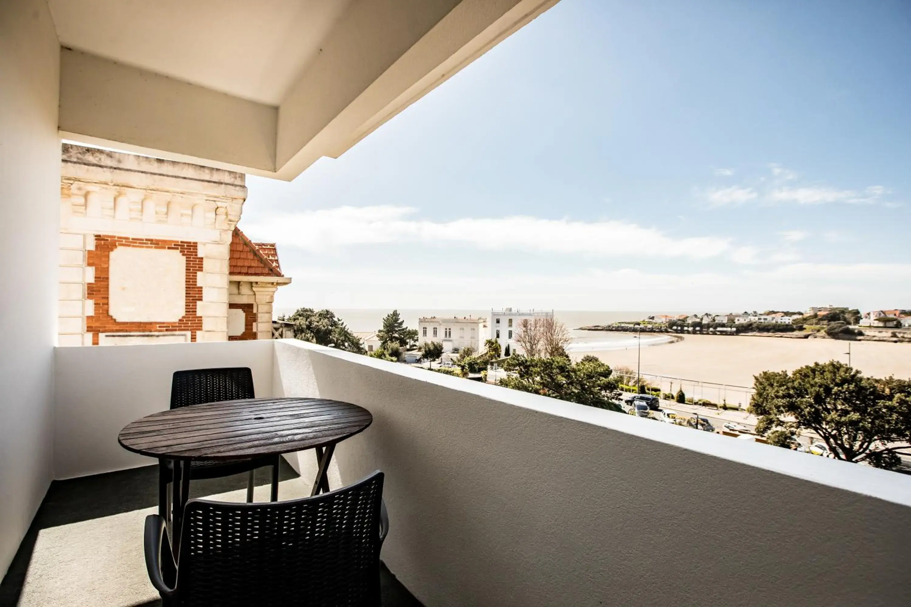 Sea view, Balcony/Terrace in Hotel Belle Vue Royan