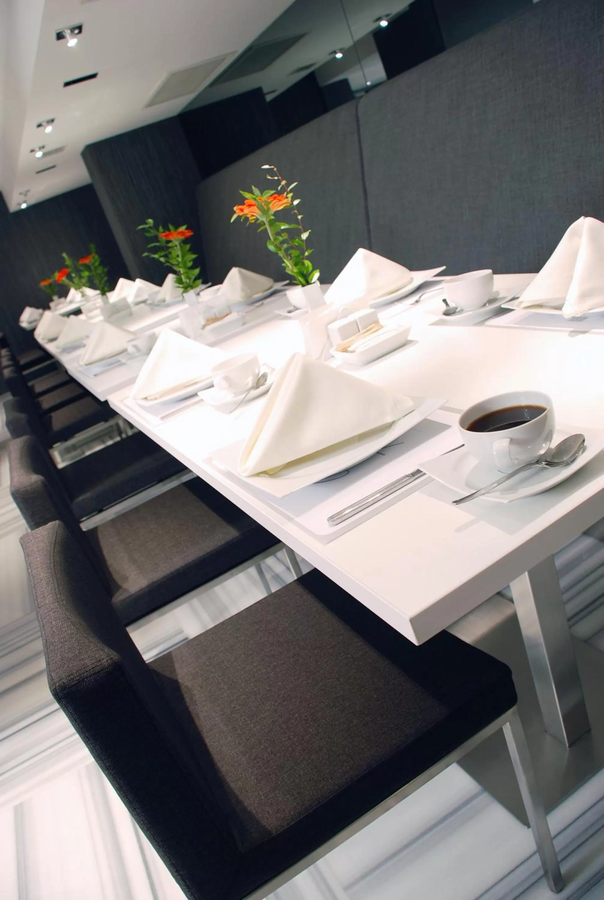 Restaurant/places to eat in Met Hotel