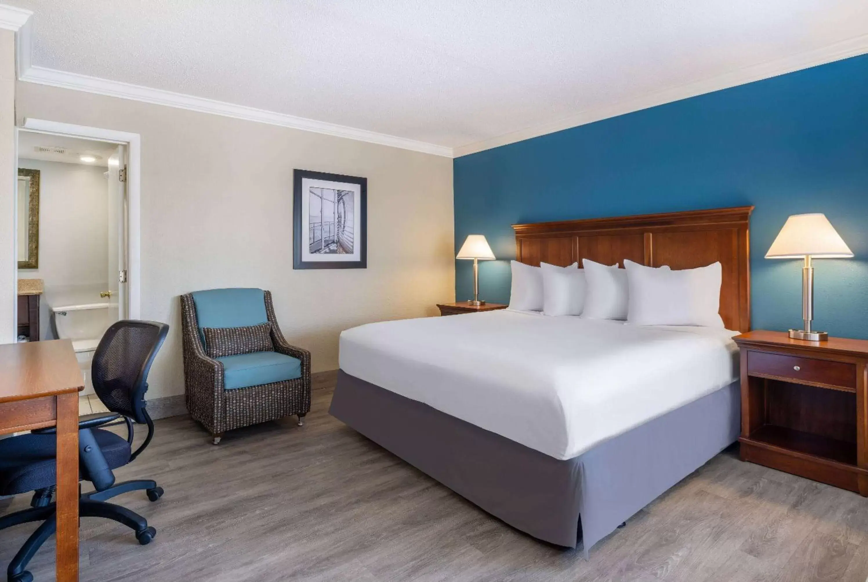 Photo of the whole room, Bed in The Sandbar Hotel, Trademark Collection by Wyndham