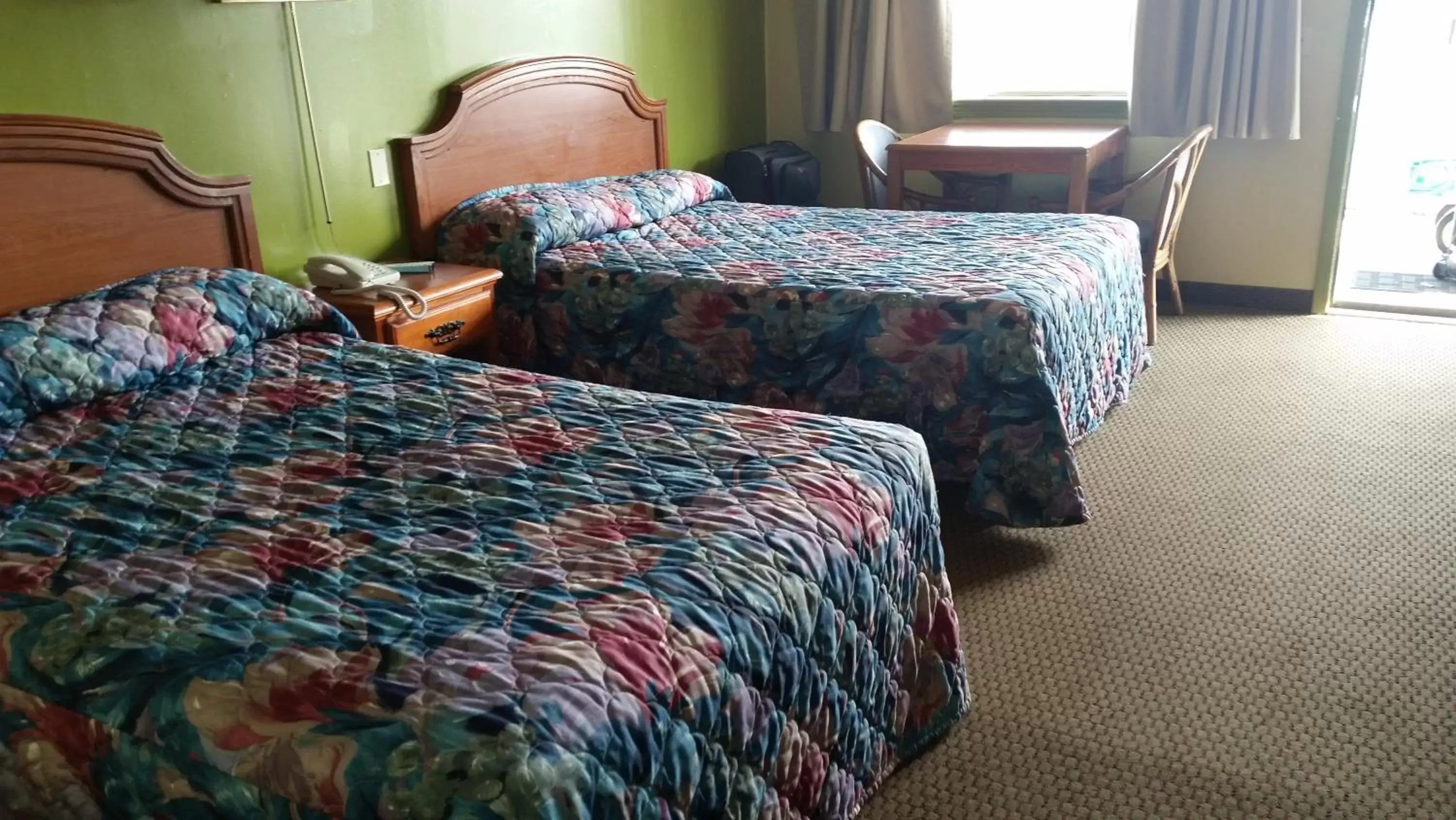 Bed in Parkview Motel