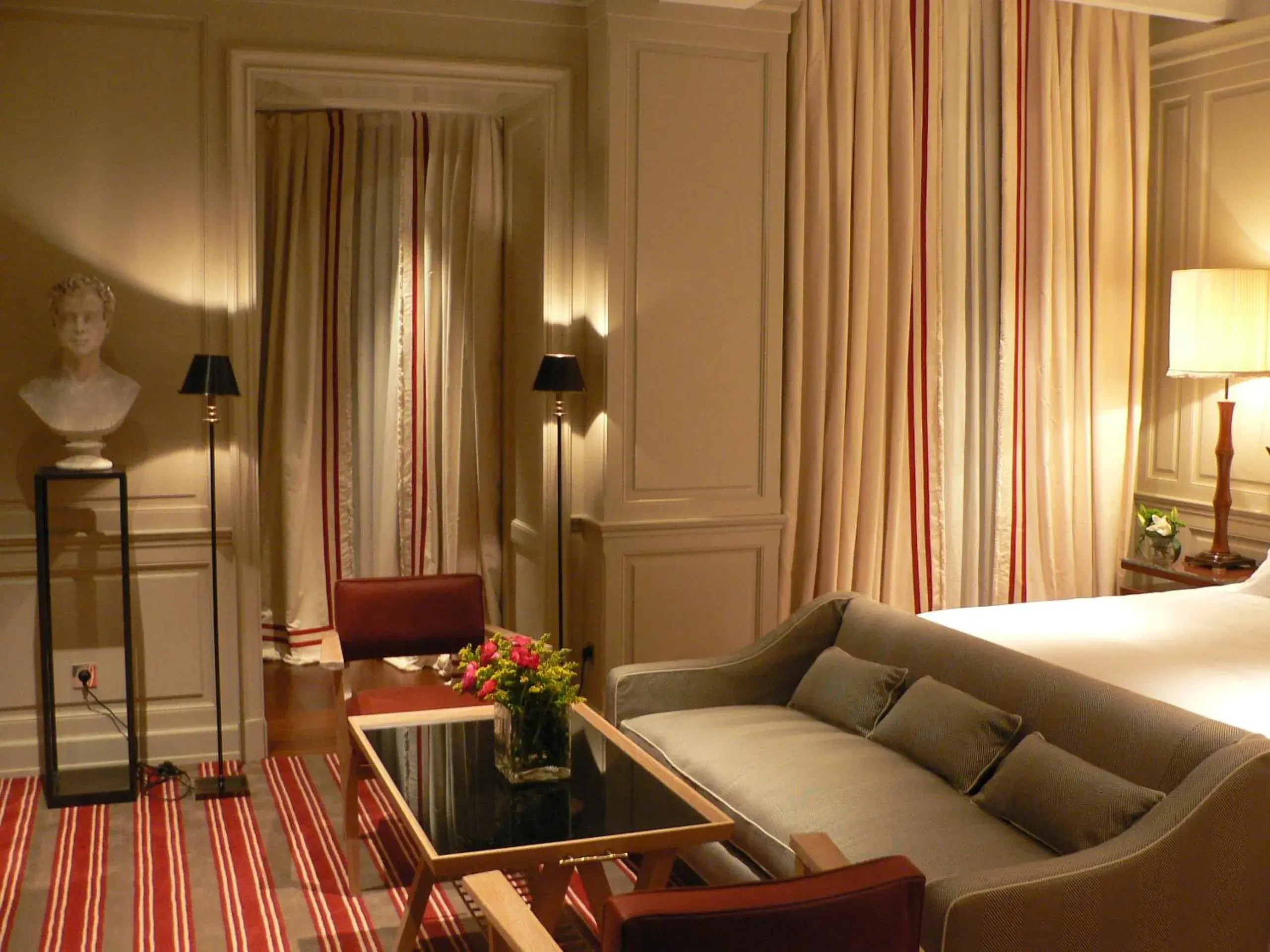 Photo of the whole room, Seating Area in MARQUIS Faubourg St Honoré Relais & Châteaux