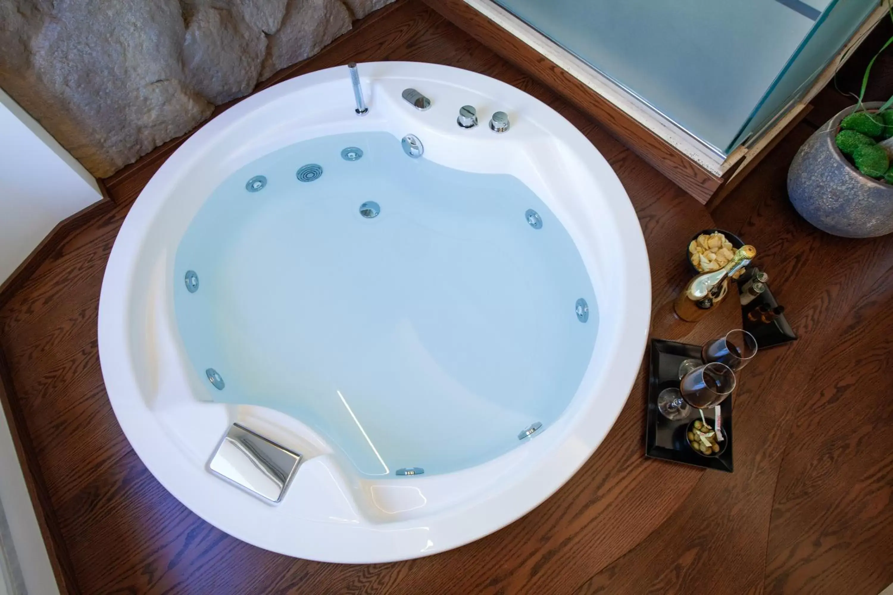 Hot Tub in Palazzo Ferrucci Luxury Suites