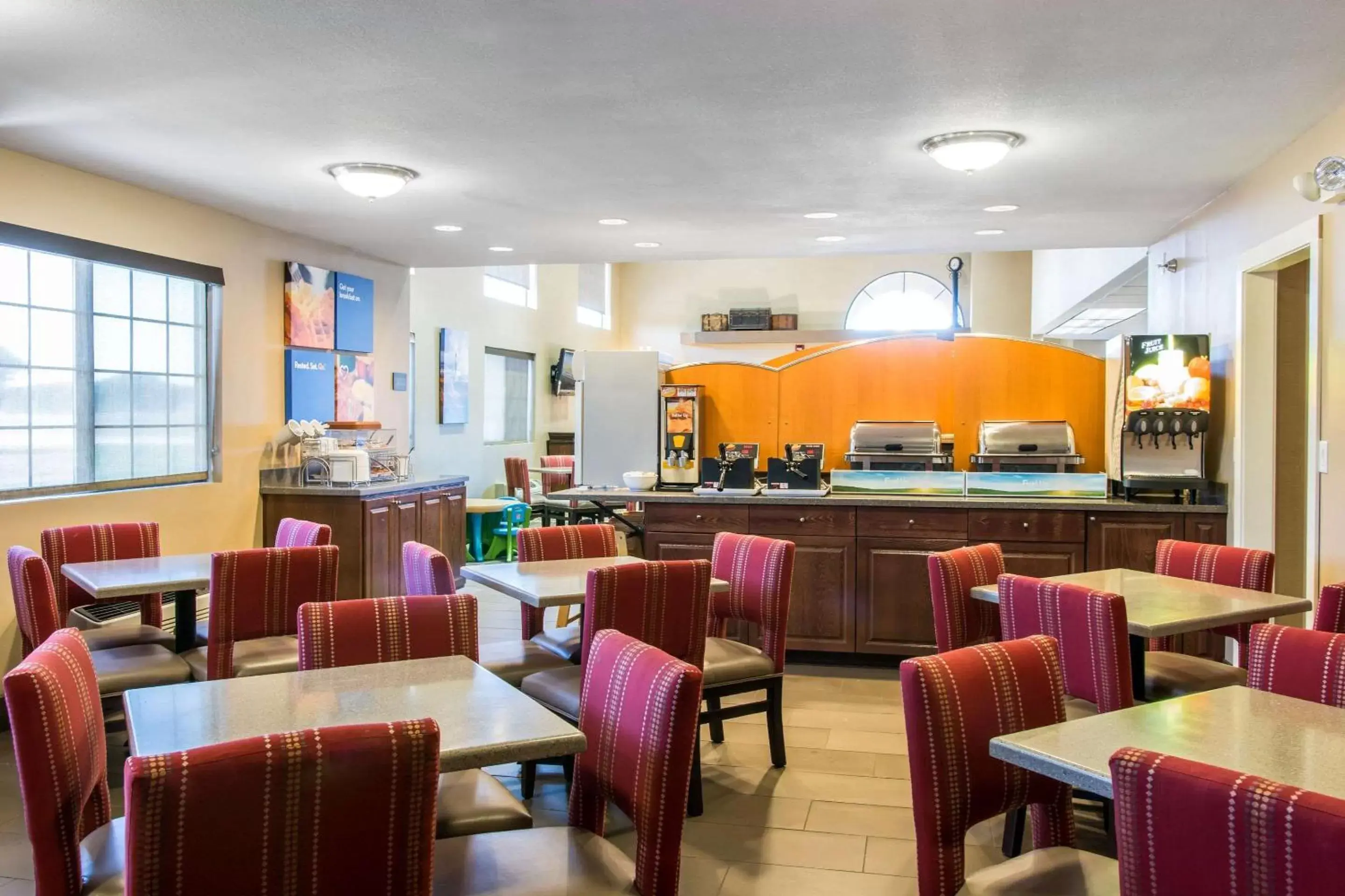 Restaurant/Places to Eat in Comfort Inn Ludington near US-10