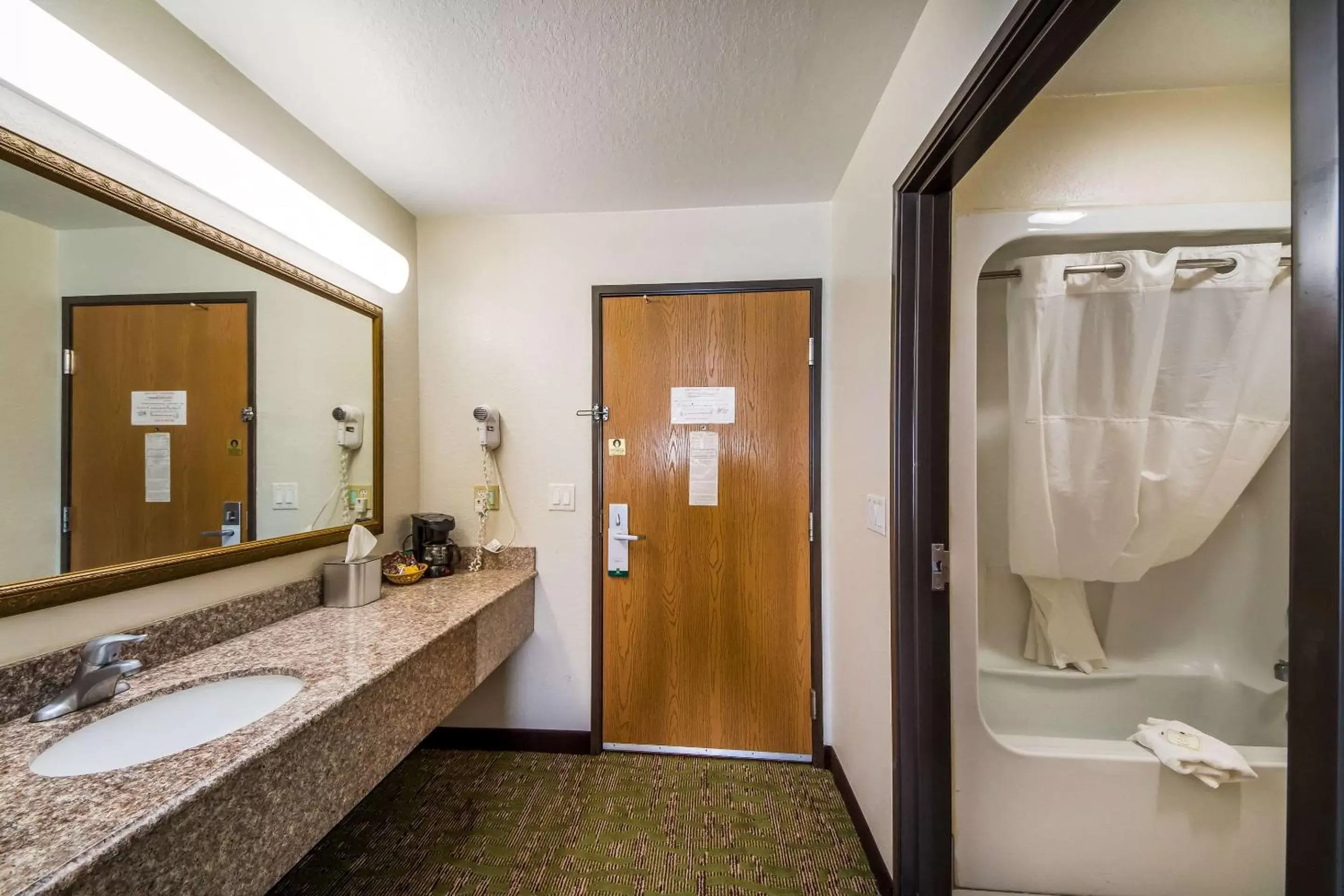 Bathroom in Quality Suites San Antonio