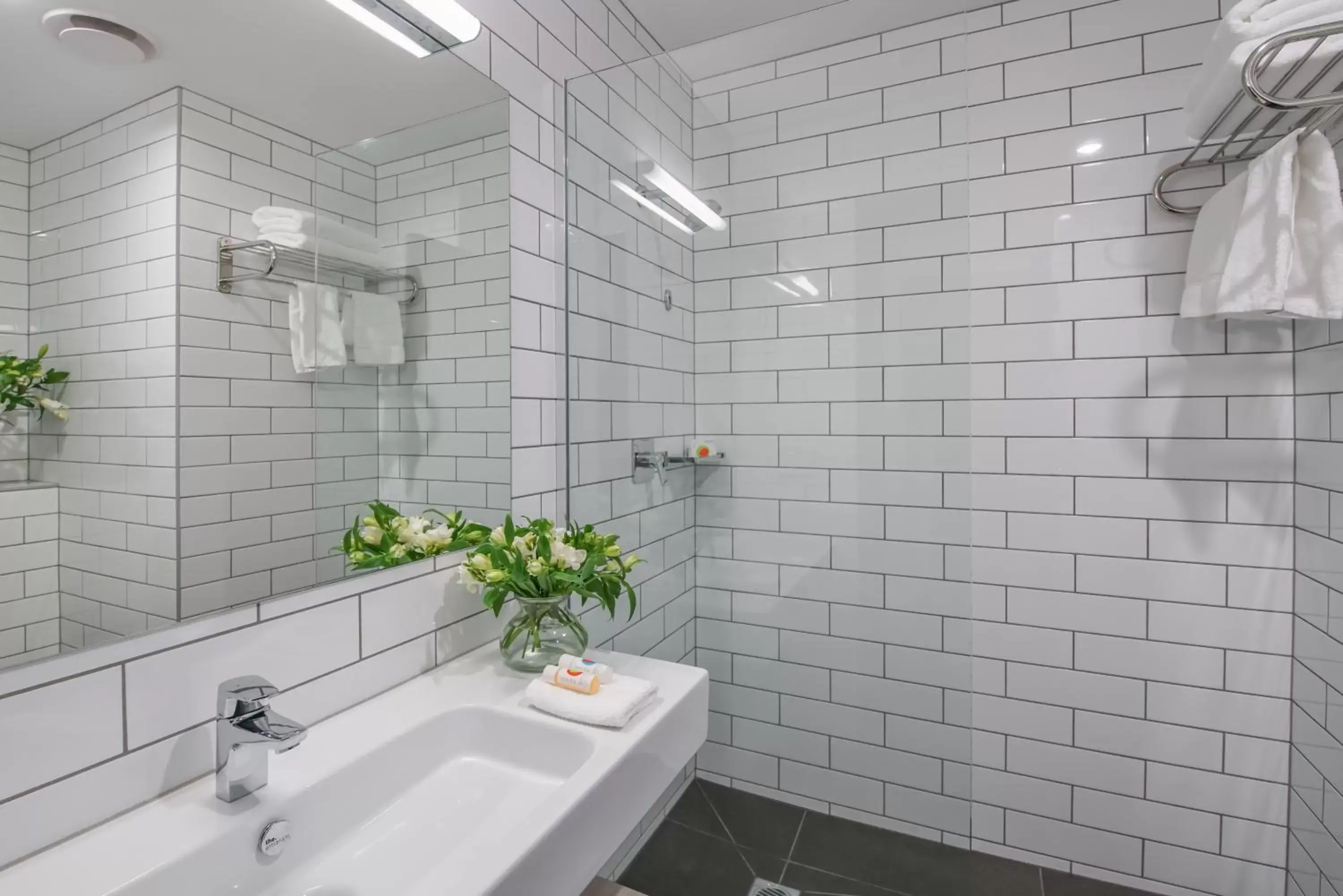 Shower, Bathroom in Sudima Hotel Christchurch Airport