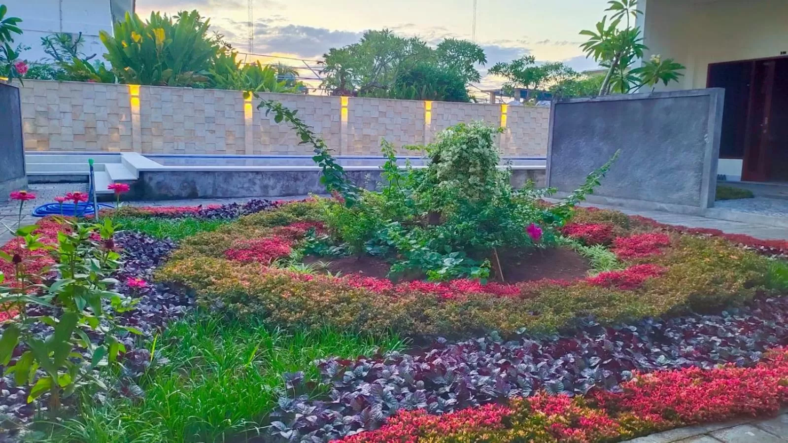Garden in THE LAVIANA HOTEL