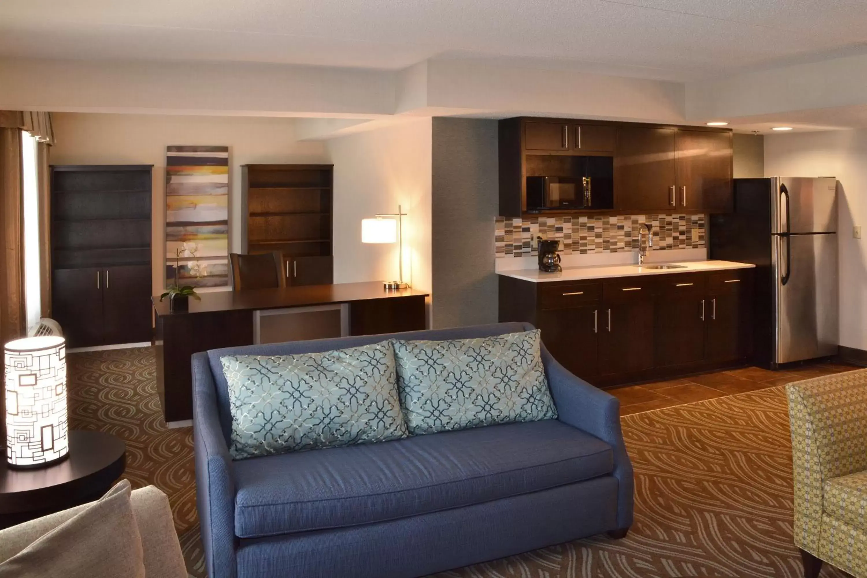 Living room, Kitchen/Kitchenette in Holiday Inn Youngstown-South - Boardman, an IHG Hotel
