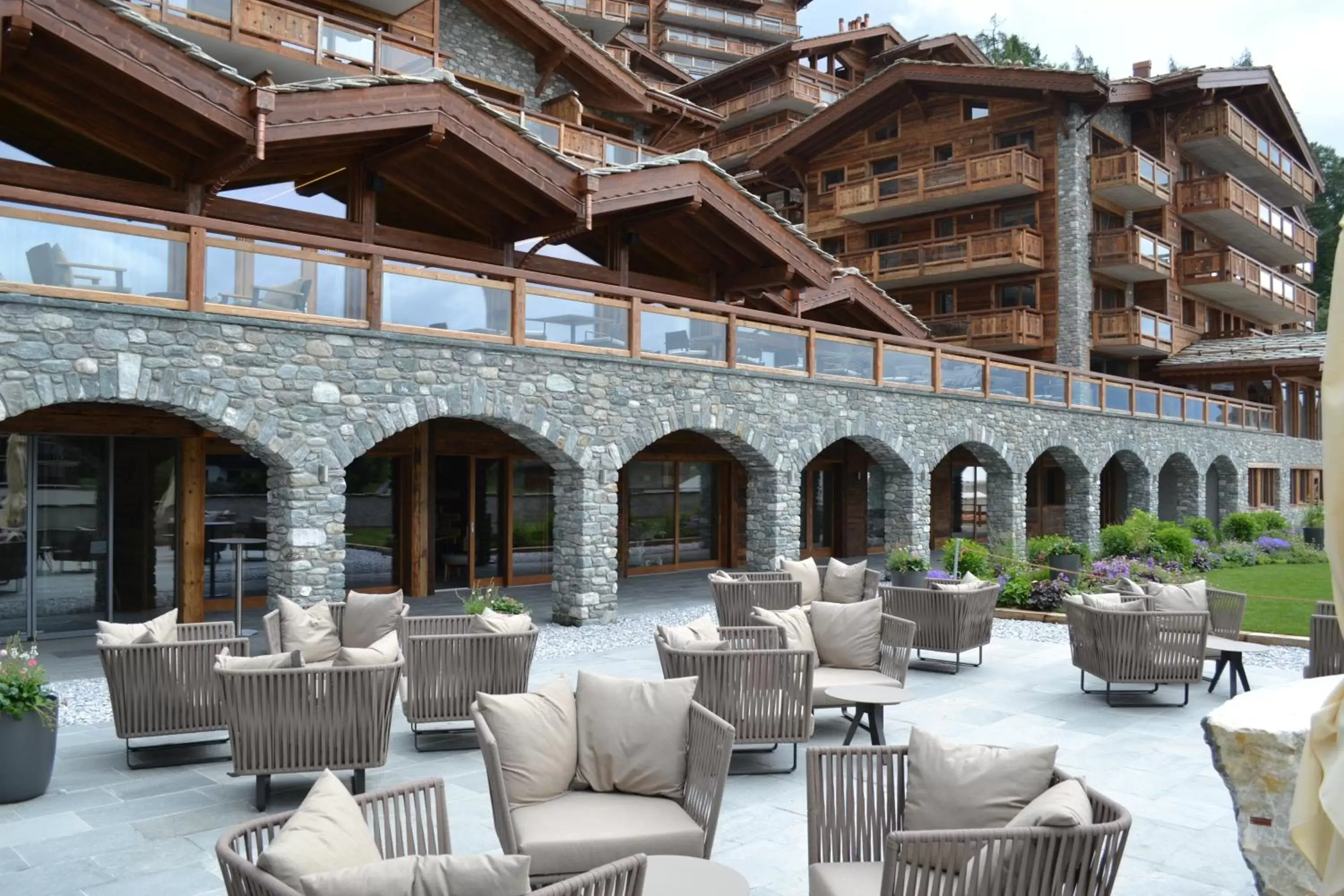 Patio, Restaurant/Places to Eat in Nendaz 4 Vallées & SPA 4* Superior