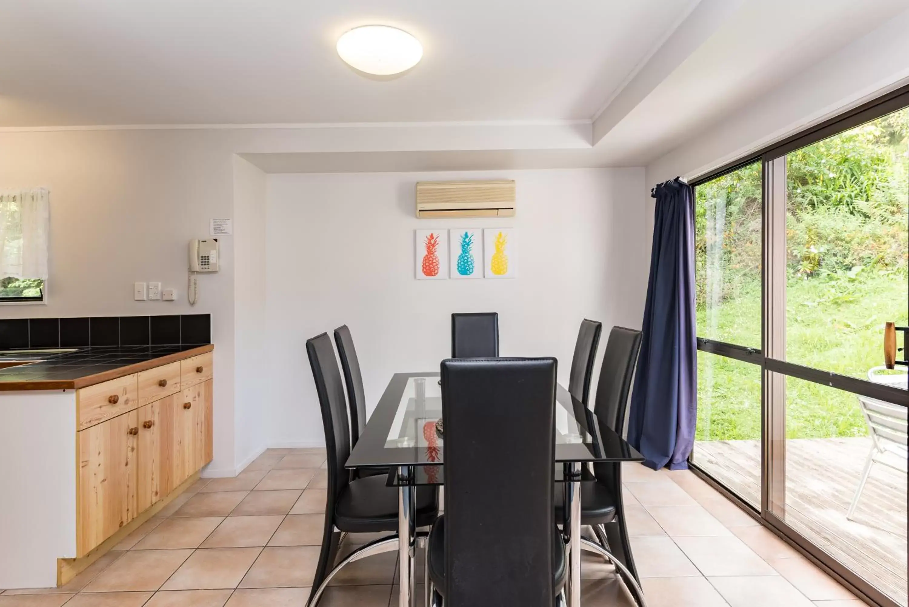 Dining Area in Dolphin Motel