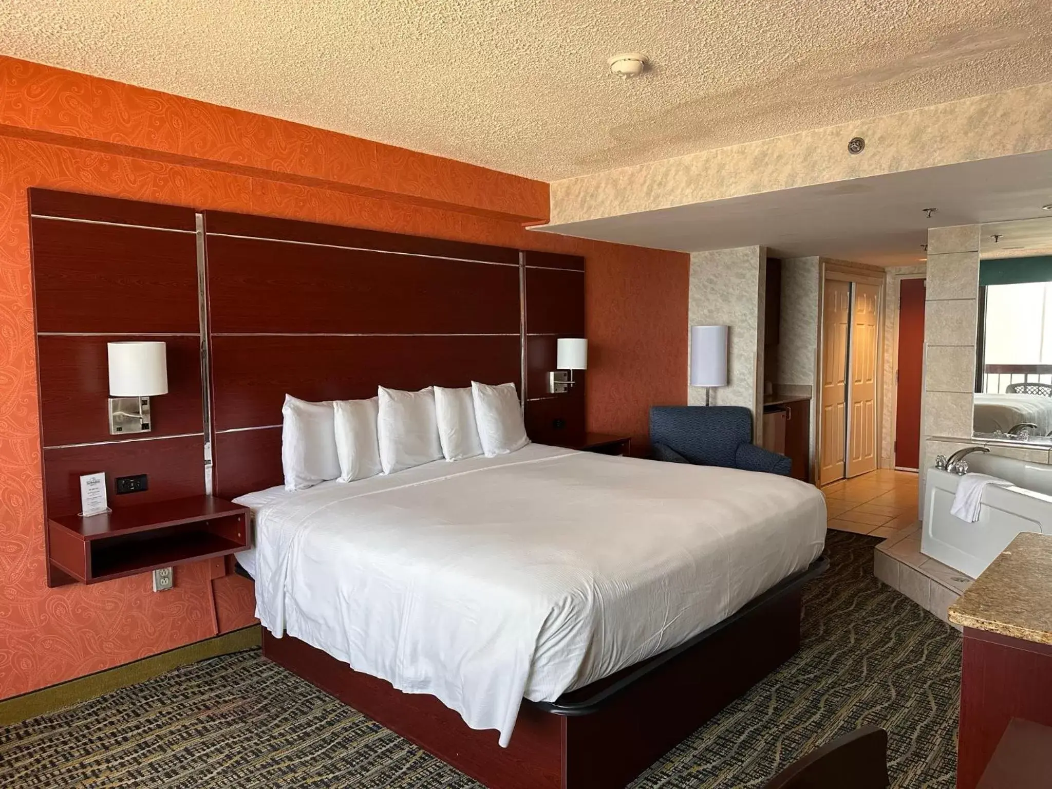 Bedroom, Bed in The Breakers Resort Inn