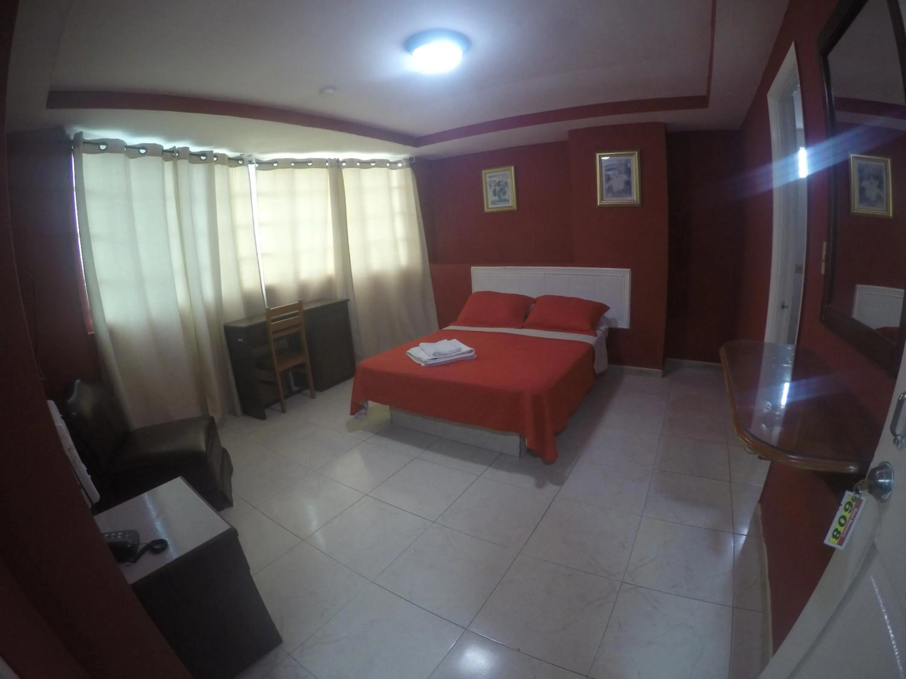 Bedroom, Bed in Discovery