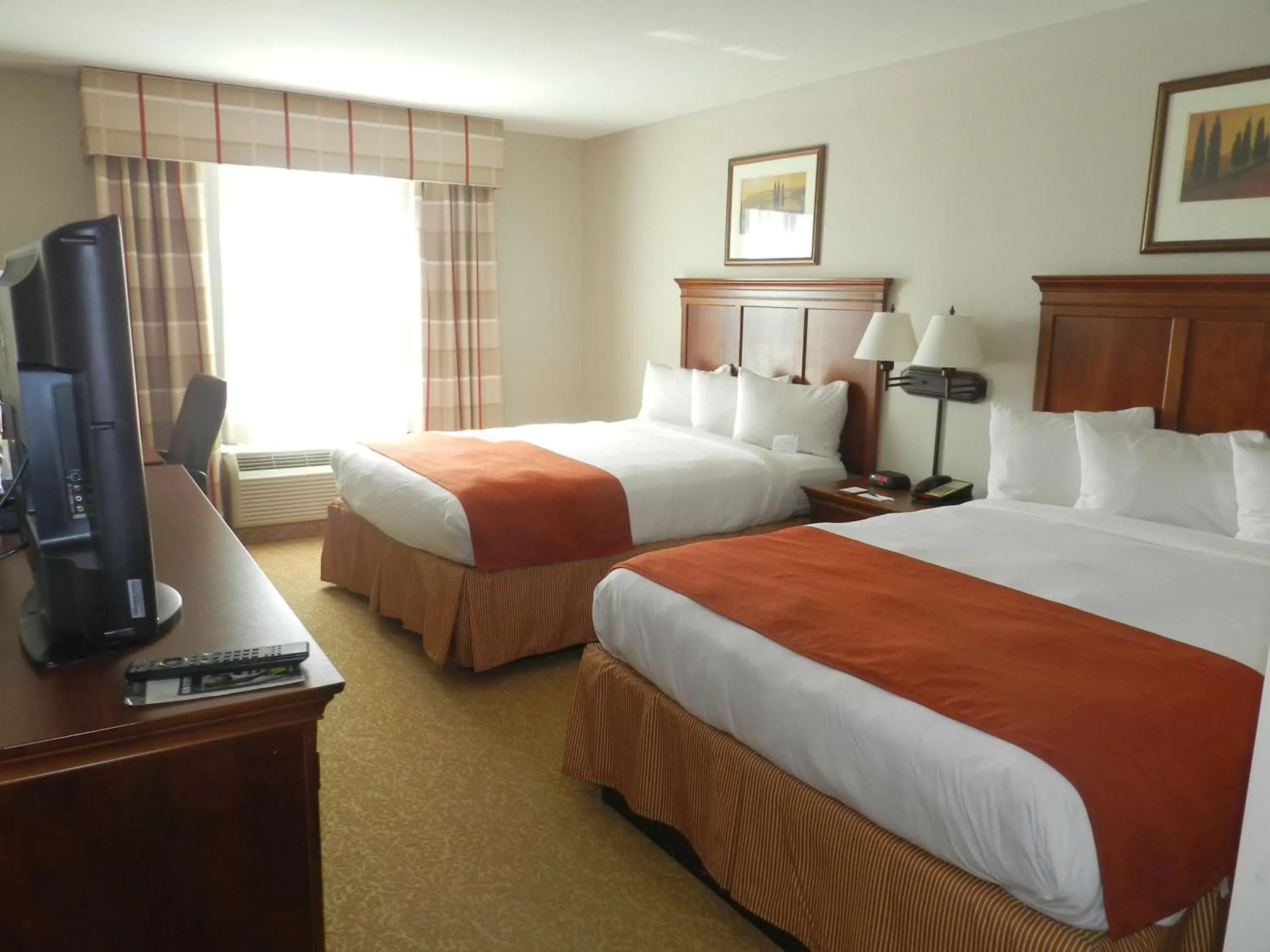 Photo of the whole room, Bed in Country Inn & Suites by Radisson, Braselton, GA