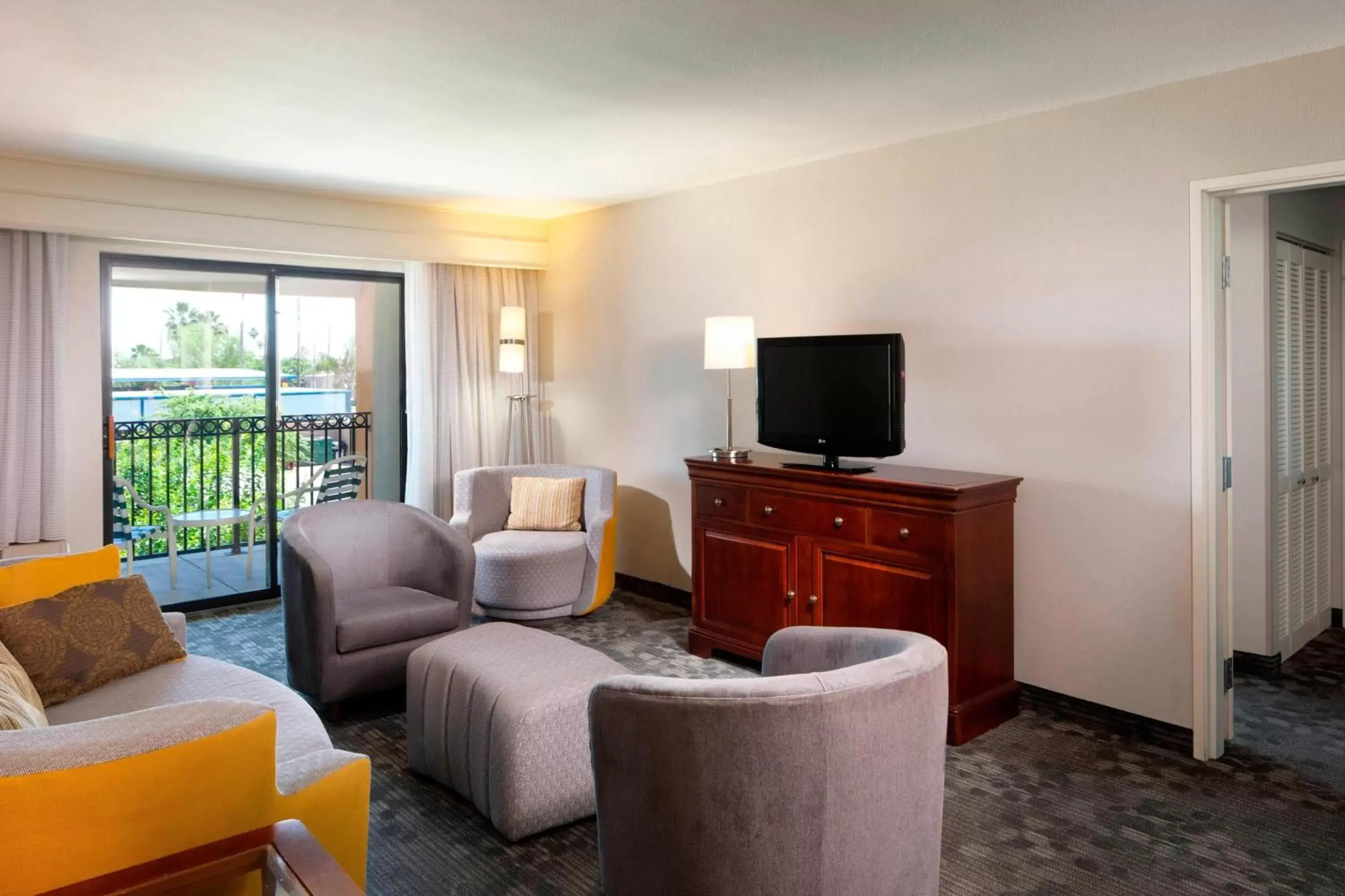 Living room, Seating Area in Courtyard by Marriott Brownsville