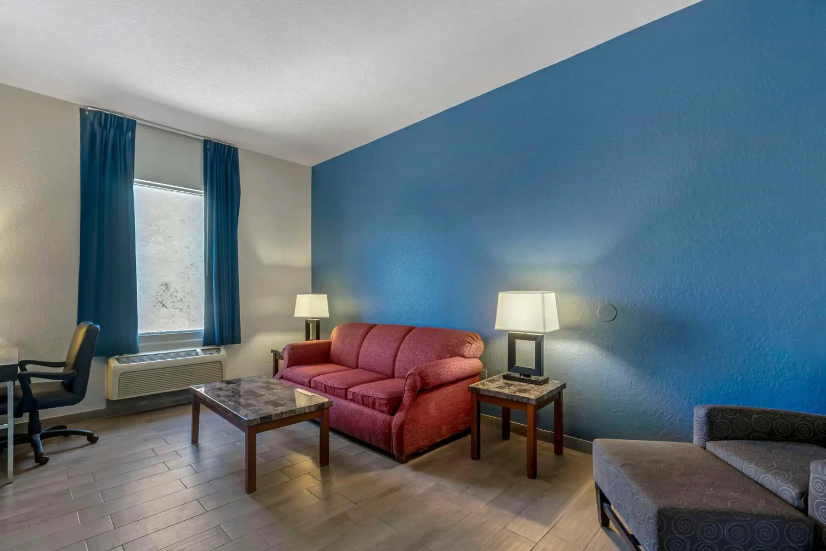 Bedroom, Seating Area in Rodeway Inn Wesley Chapel