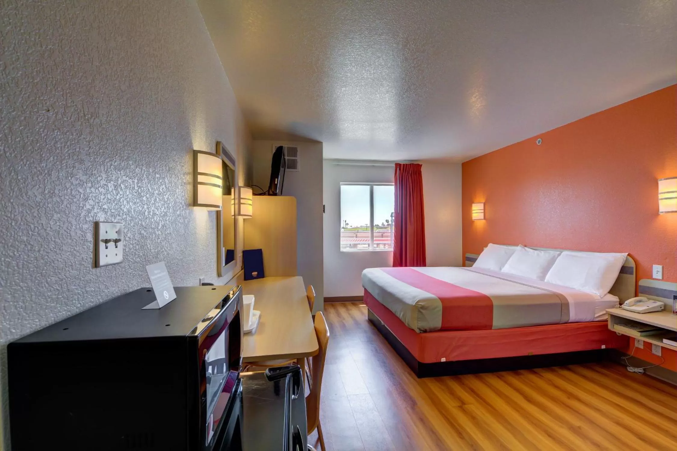 Photo of the whole room, Bed in Motel 6-El Reno, OK