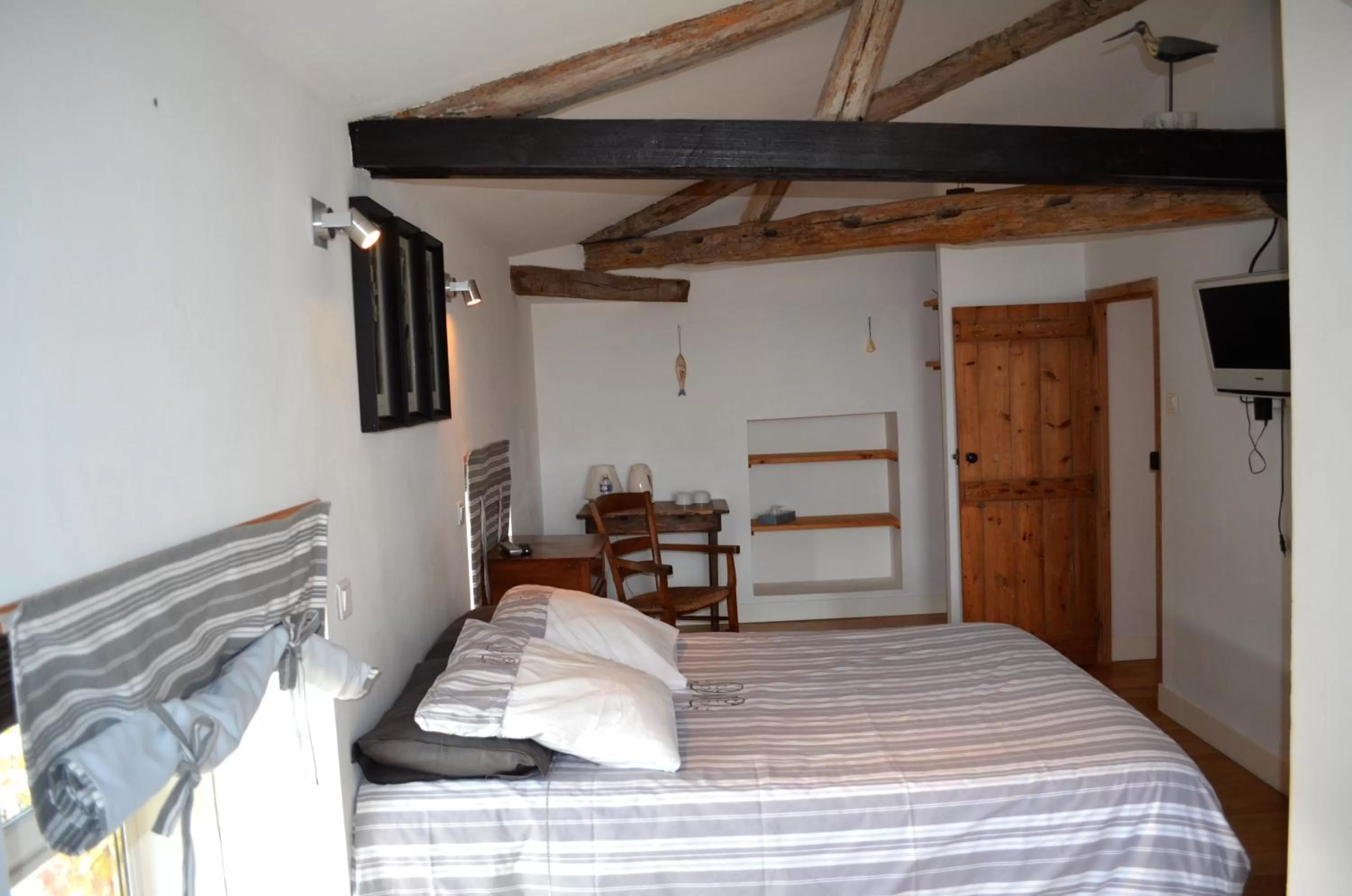 Photo of the whole room, Bed in Le Mole (Appartements et Chambres)